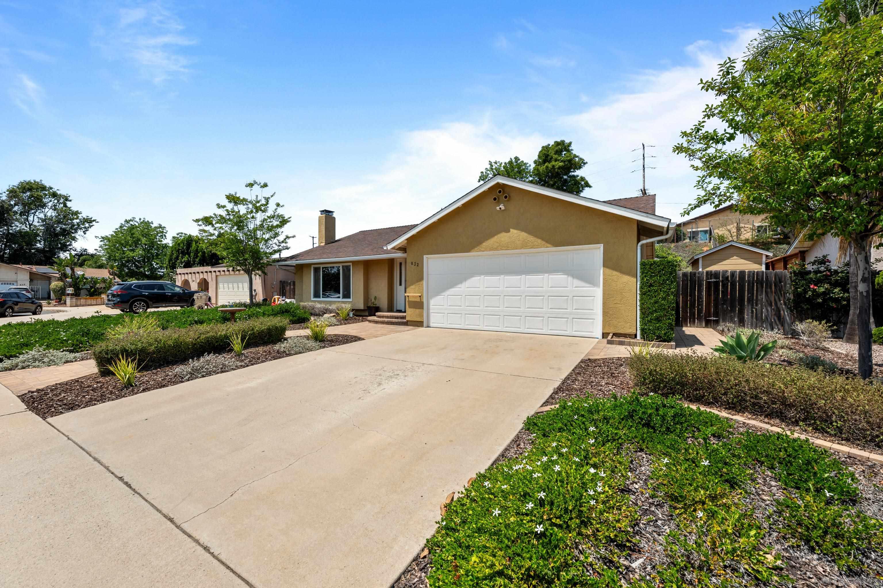 832 Casa De Oro Pl