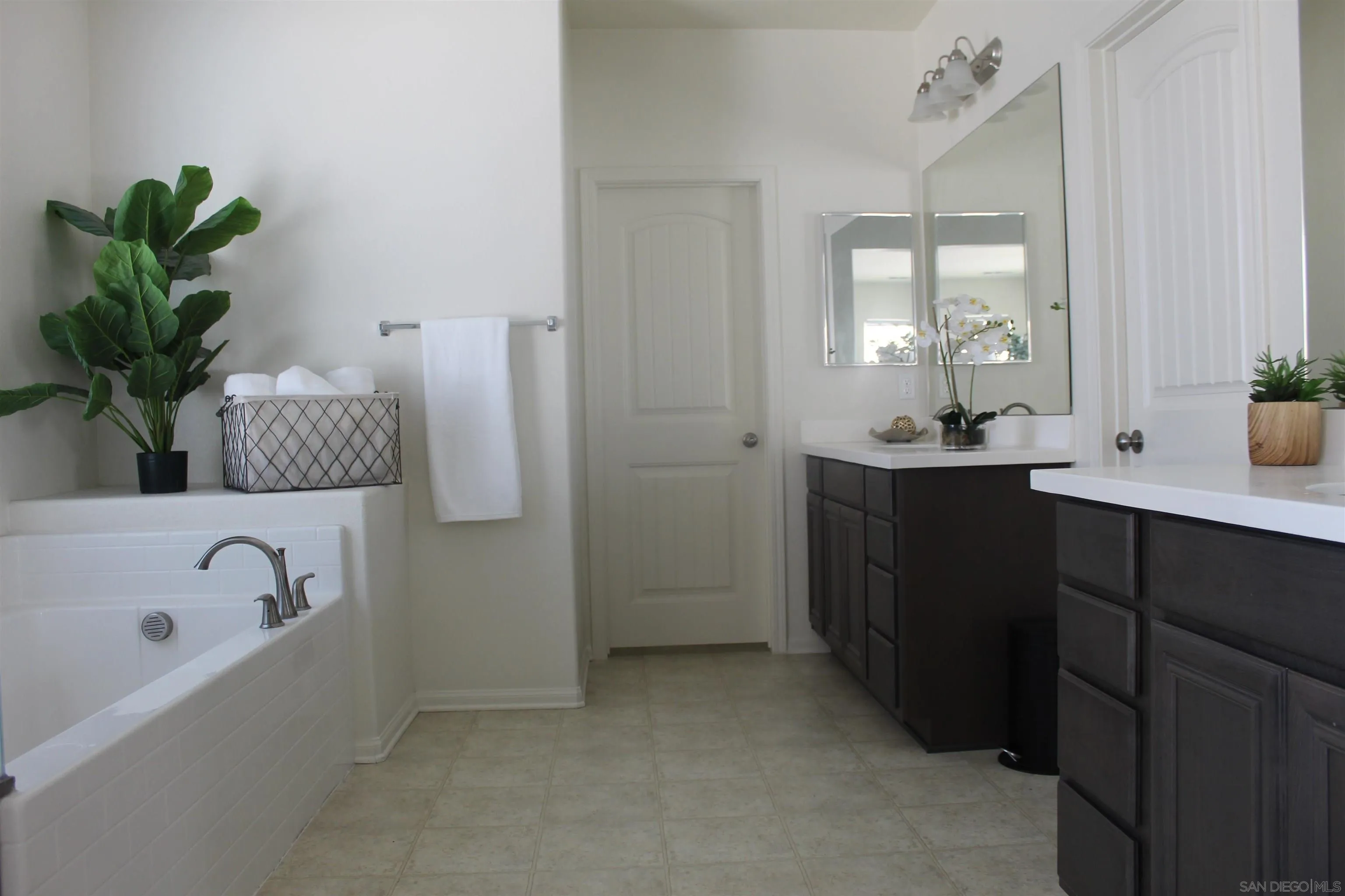 Chula Vista, California 91913, United States, 5 Bedrooms Bedrooms, ,4 BathroomsBathrooms,Residential,Active,93709