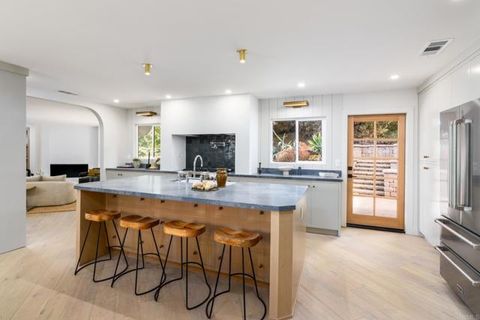6081 Avenida Chamnez La Jolla CA 92037