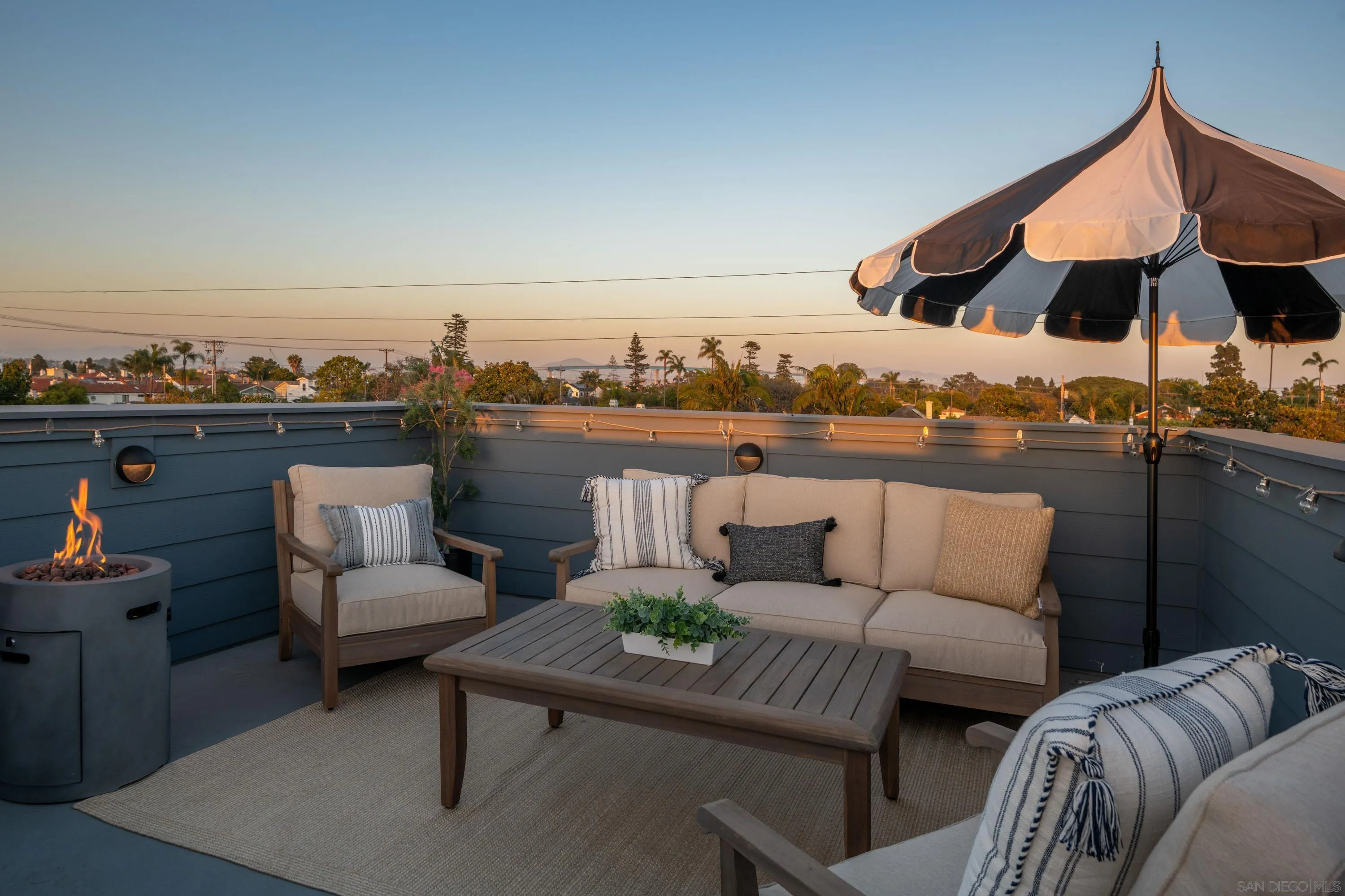 Coronado, California 92118, United States, 3 Bedrooms Bedrooms, ,4 BathroomsBathrooms,Residential,Active,83121