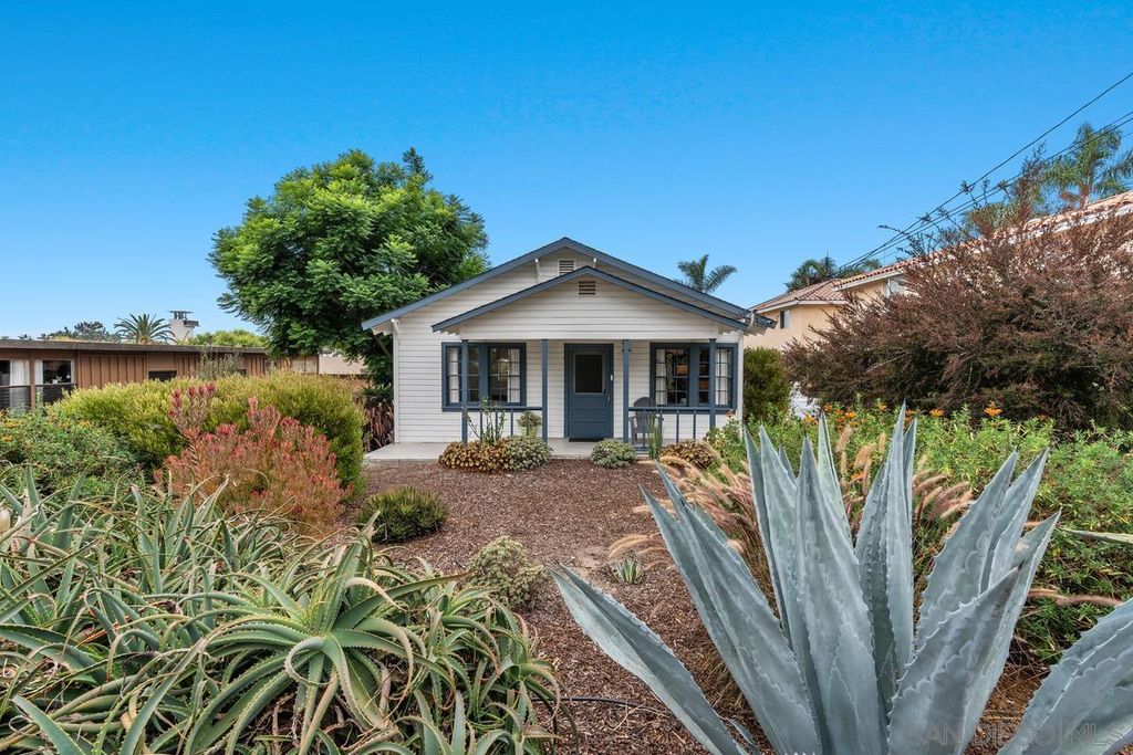 Photo of 215 N Rios, Solana Beach, CA 92075 (MLS # 250027405)