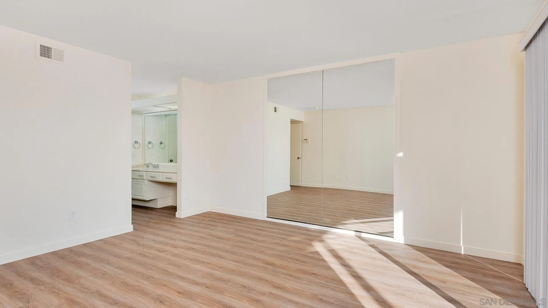 La Jolla, California 92037, United States, 2 Bedrooms Bedrooms, ,3 BathroomsBathrooms,Residential,Active,111303