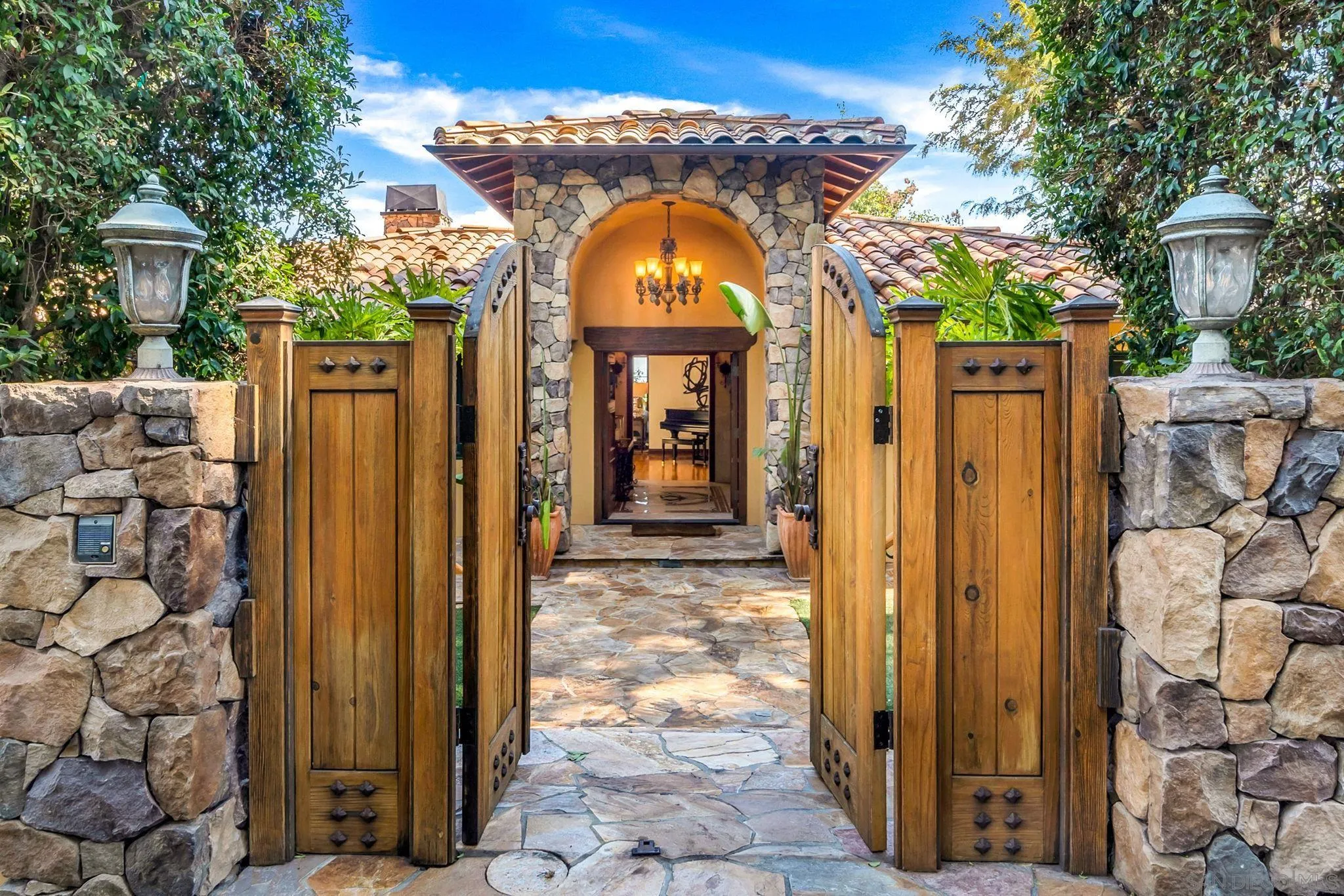 La Mesa, California 91941, United States, 4 Bedrooms Bedrooms, ,3 BathroomsBathrooms,Residential,Pending,80654