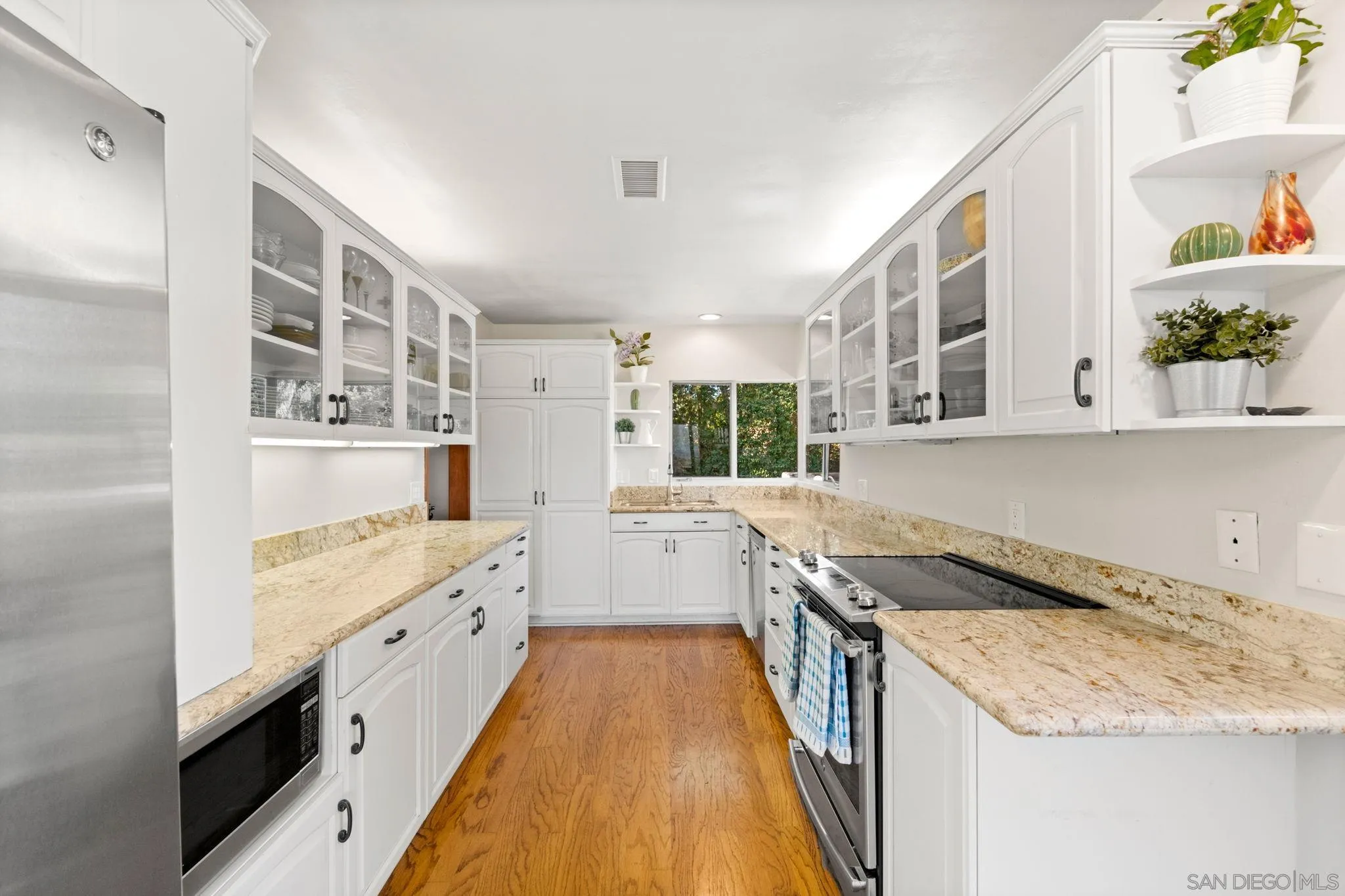 La Mesa, California 91941, United States, 4 Bedrooms Bedrooms, ,3 BathroomsBathrooms,Residential,Pending,80654