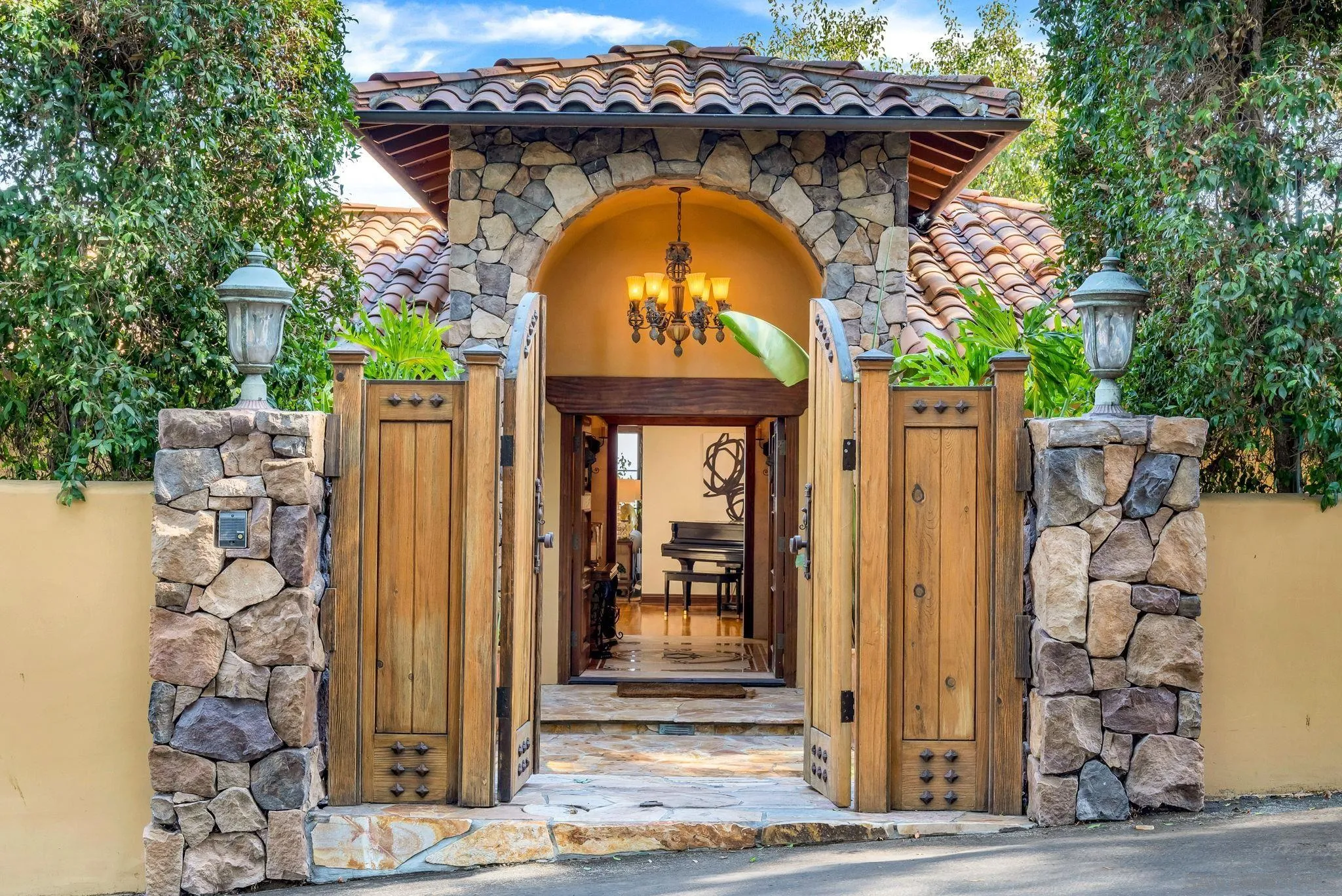 La Mesa, California 91941, United States, 4 Bedrooms Bedrooms, ,3 BathroomsBathrooms,Residential,Pending,80654