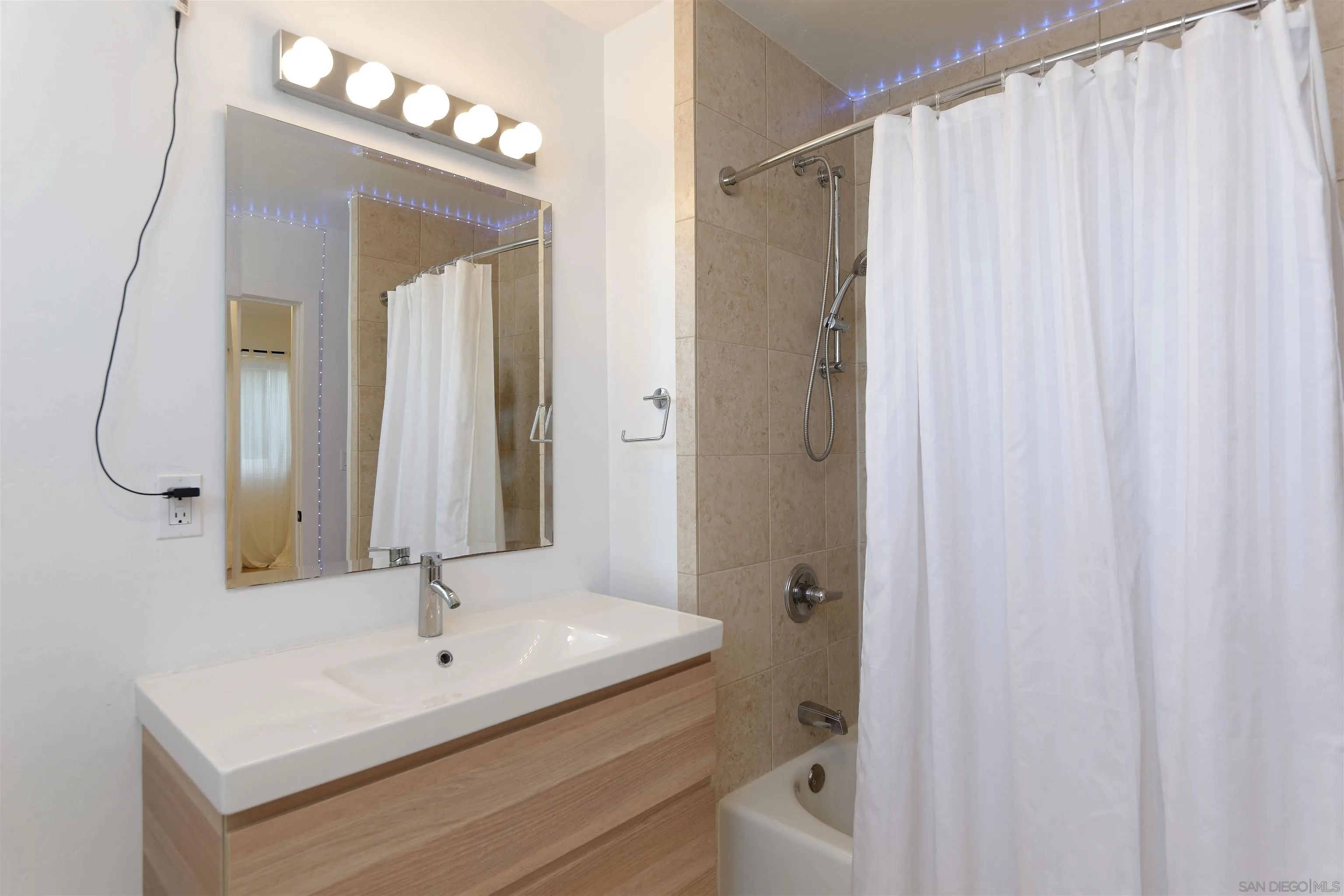 San Diego, California 92106, United States, 3 Bedrooms Bedrooms, ,4 BathroomsBathrooms,Residential,Active,91809