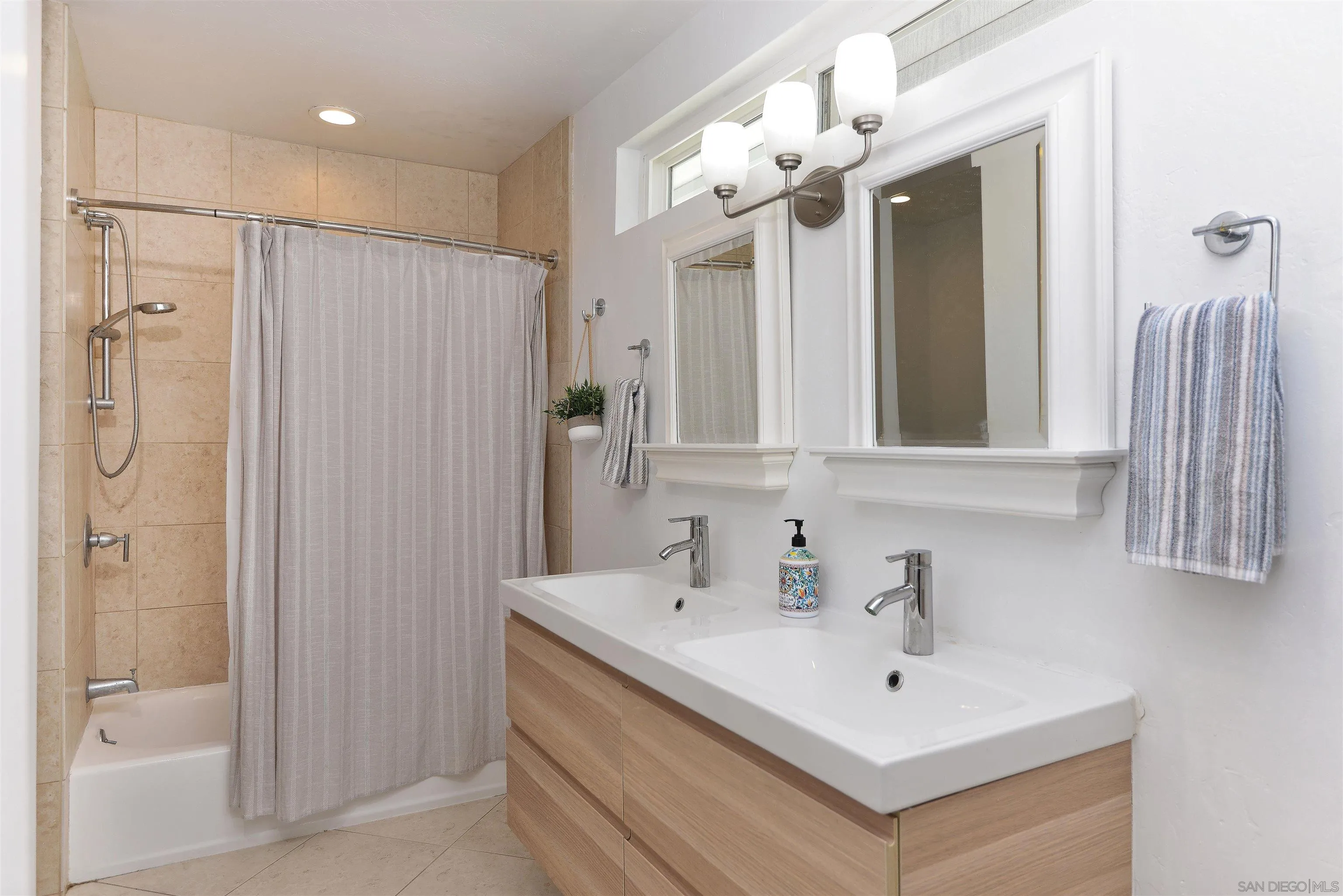 San Diego, California 92106, United States, 3 Bedrooms Bedrooms, ,4 BathroomsBathrooms,Residential,Active,91809