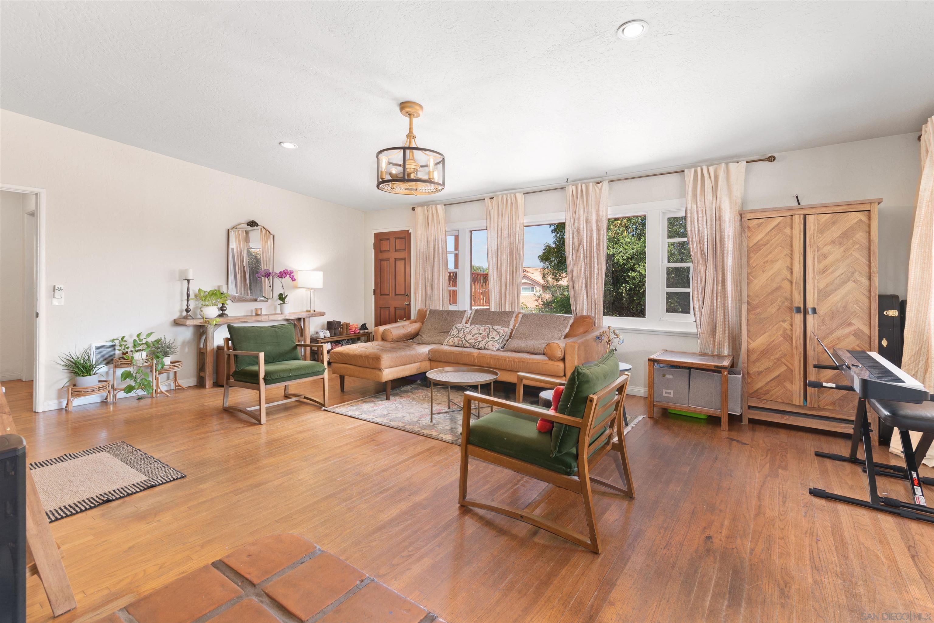 900 W 16Th Ave