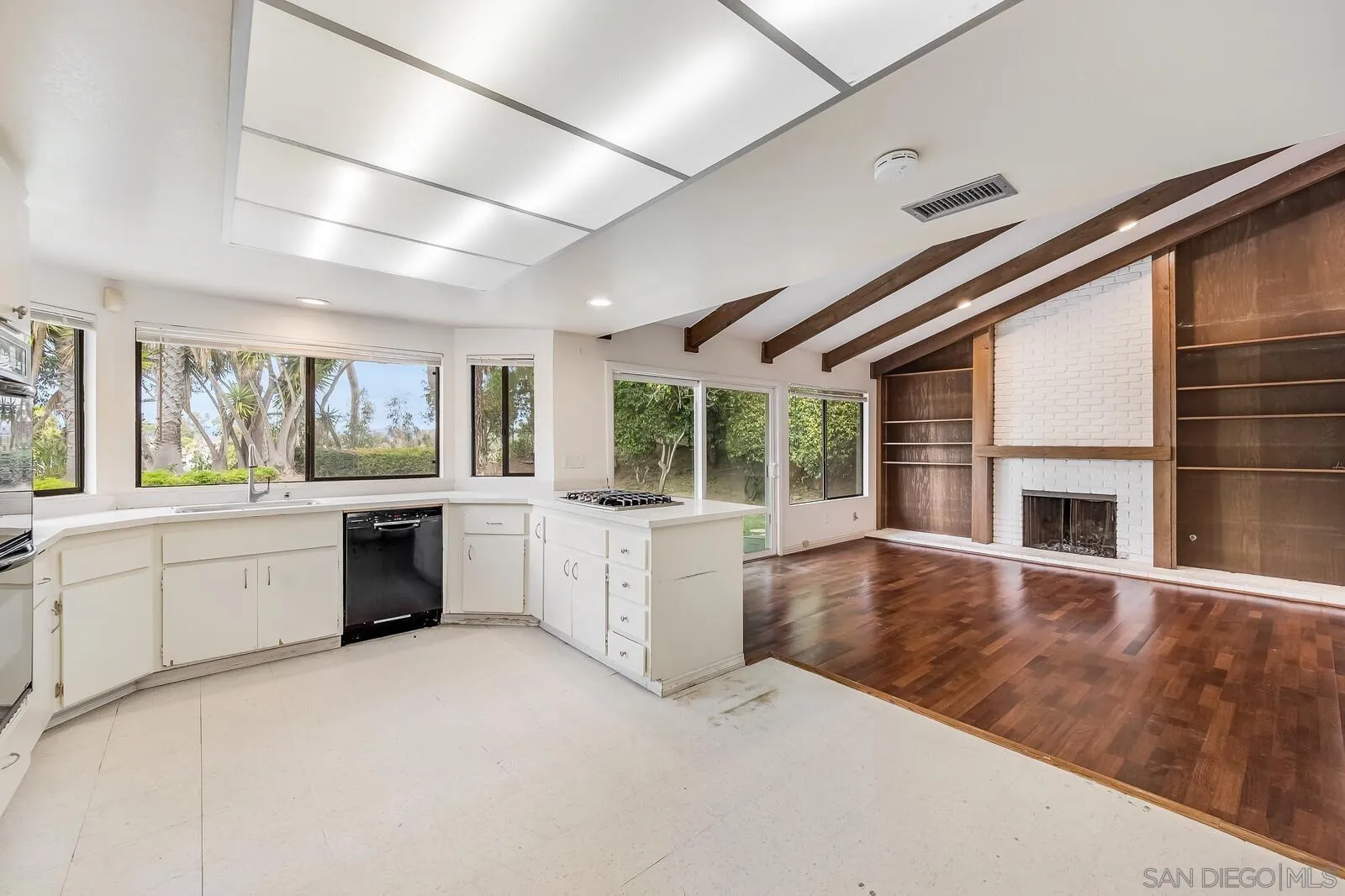 Solana Beach, California 92075, United States, 4 Bedrooms Bedrooms, ,3 BathroomsBathrooms,Residential,Pending,80956