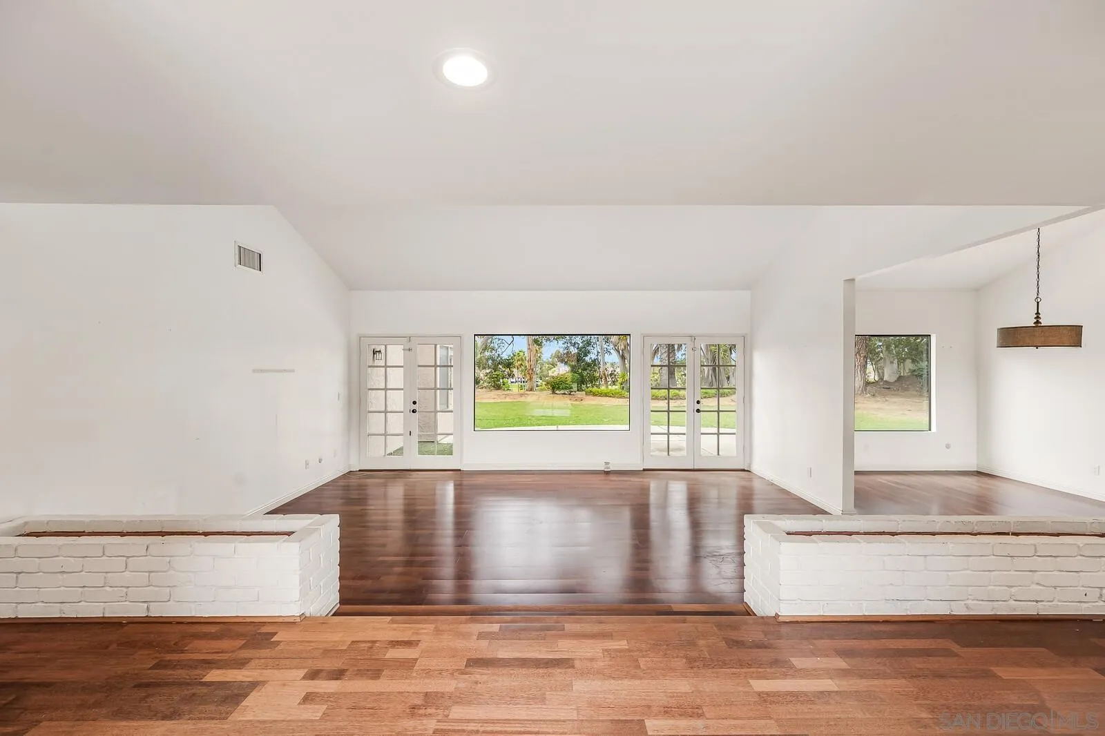 Solana Beach, California 92075, United States, 4 Bedrooms Bedrooms, ,3 BathroomsBathrooms,Residential,Pending,80956