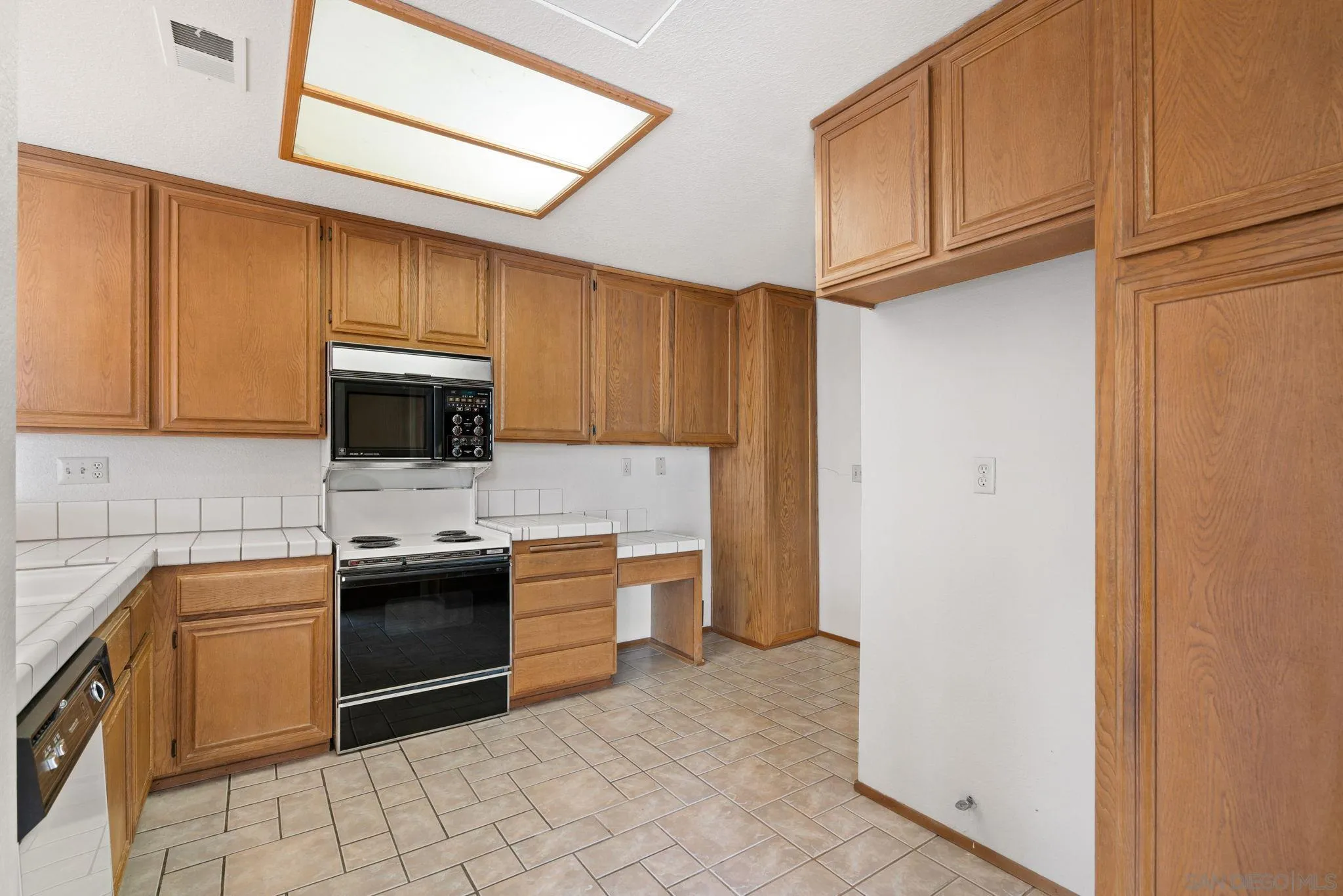 San Diego, California 92124, United States, 2 Bedrooms Bedrooms, ,3 BathroomsBathrooms,Residential,Pending,130630