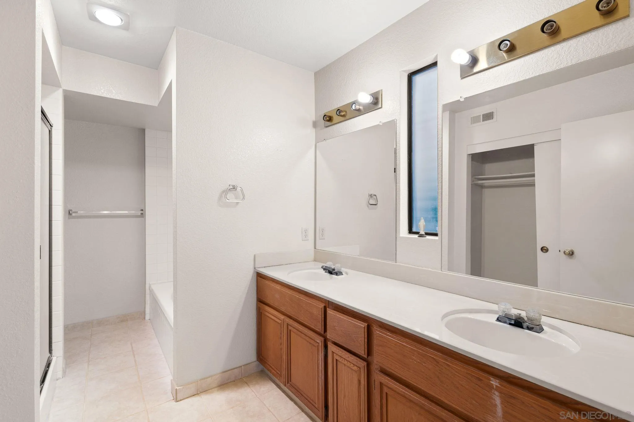 San Diego, California 92124, United States, 2 Bedrooms Bedrooms, ,3 BathroomsBathrooms,Residential,Pending,130630