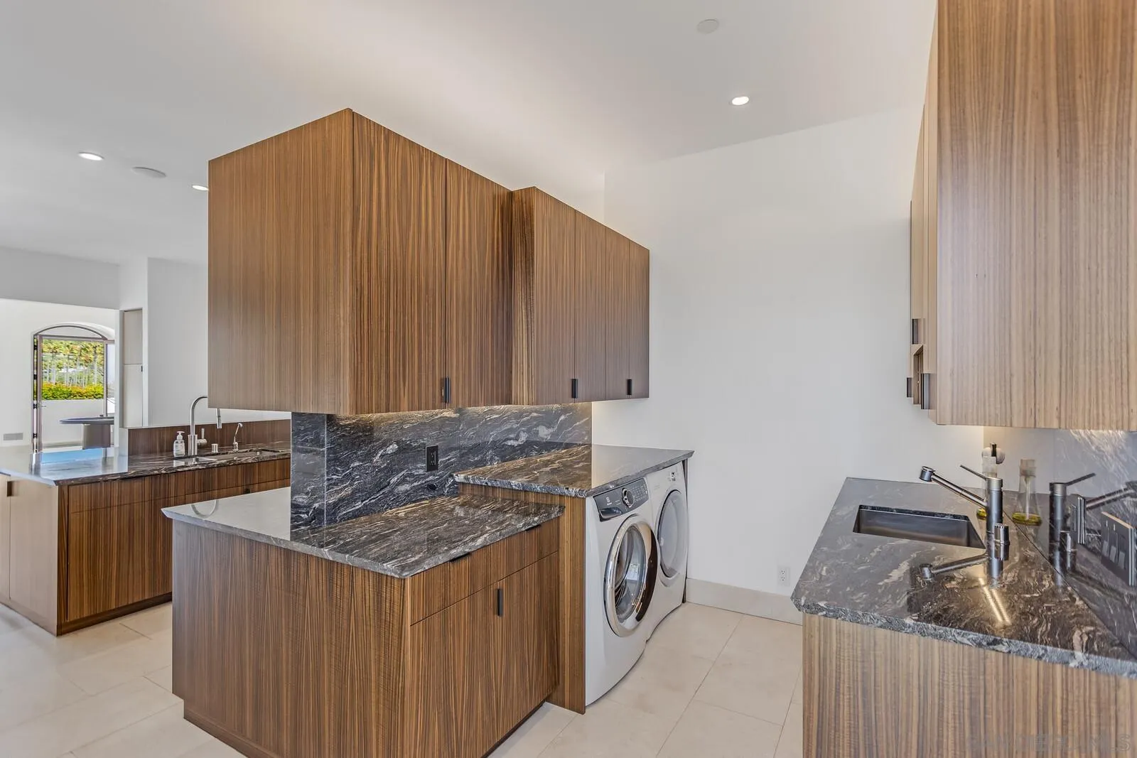 La Jolla, California 92037, United States, 6 Bedrooms Bedrooms, ,6 BathroomsBathrooms,Residential,Active,41119