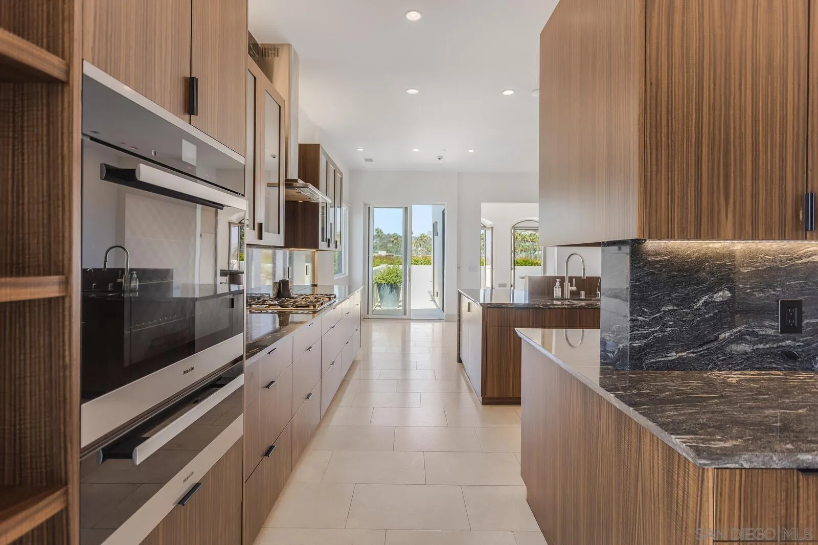 La Jolla, California 92037, United States, 6 Bedrooms Bedrooms, ,6 BathroomsBathrooms,Residential,Active,41119