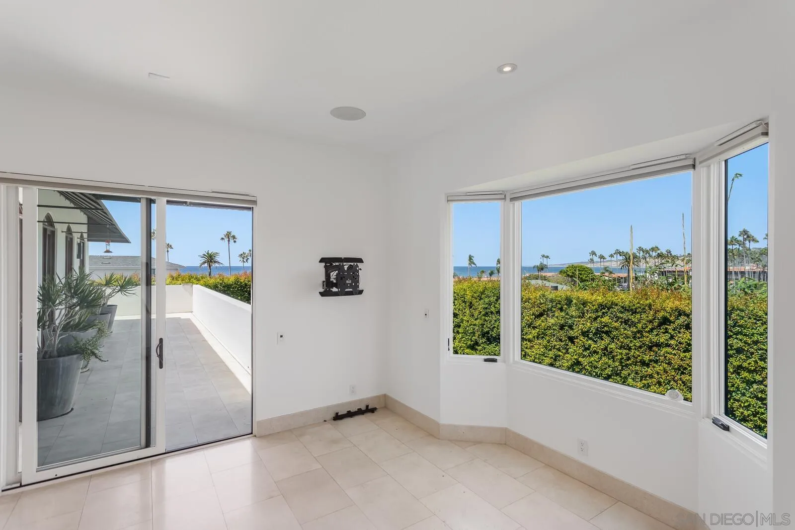 La Jolla, California 92037, United States, 6 Bedrooms Bedrooms, ,6 BathroomsBathrooms,Residential,Active,41119