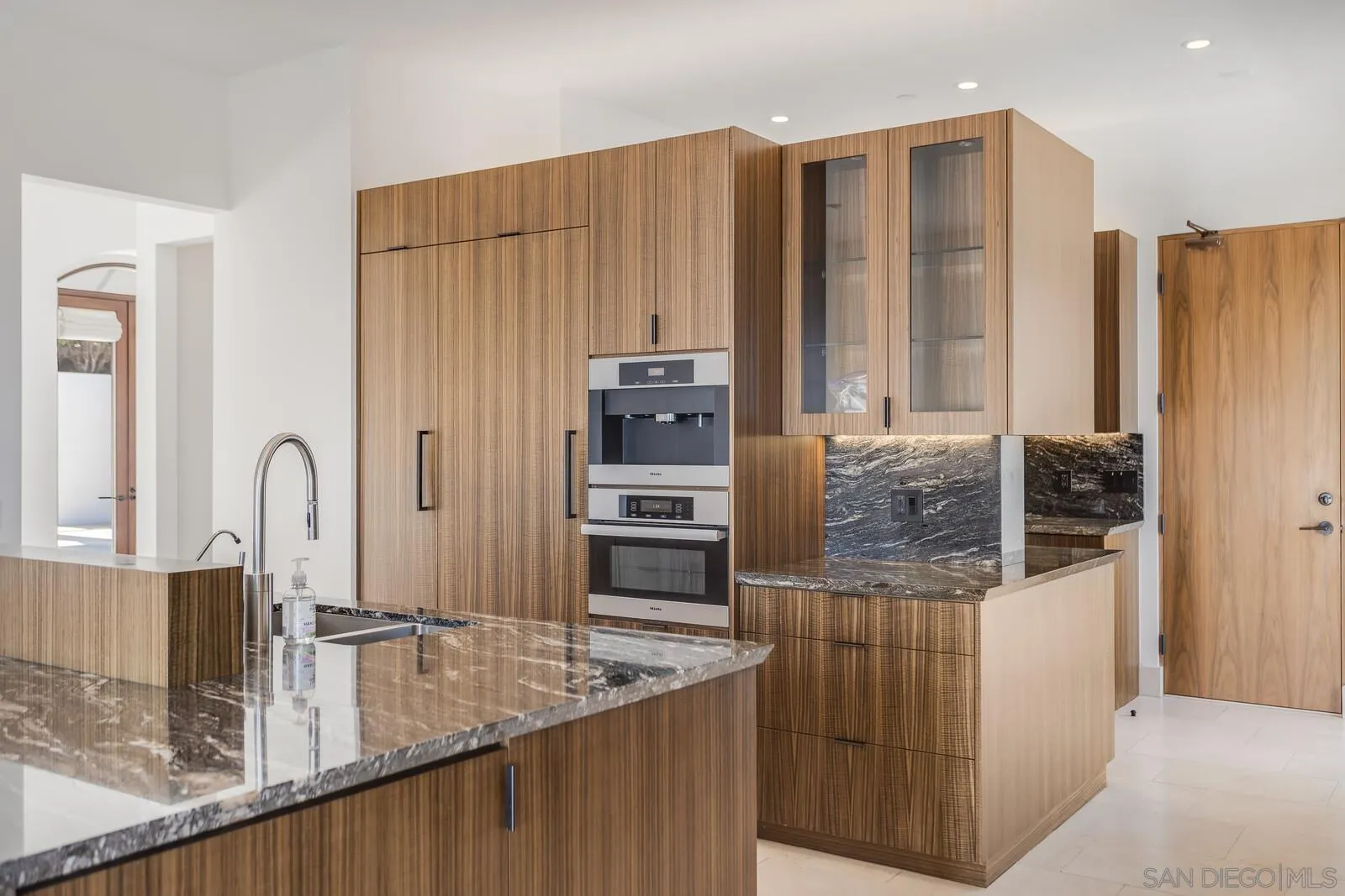 La Jolla, California 92037, United States, 6 Bedrooms Bedrooms, ,6 BathroomsBathrooms,Residential,Active,41119