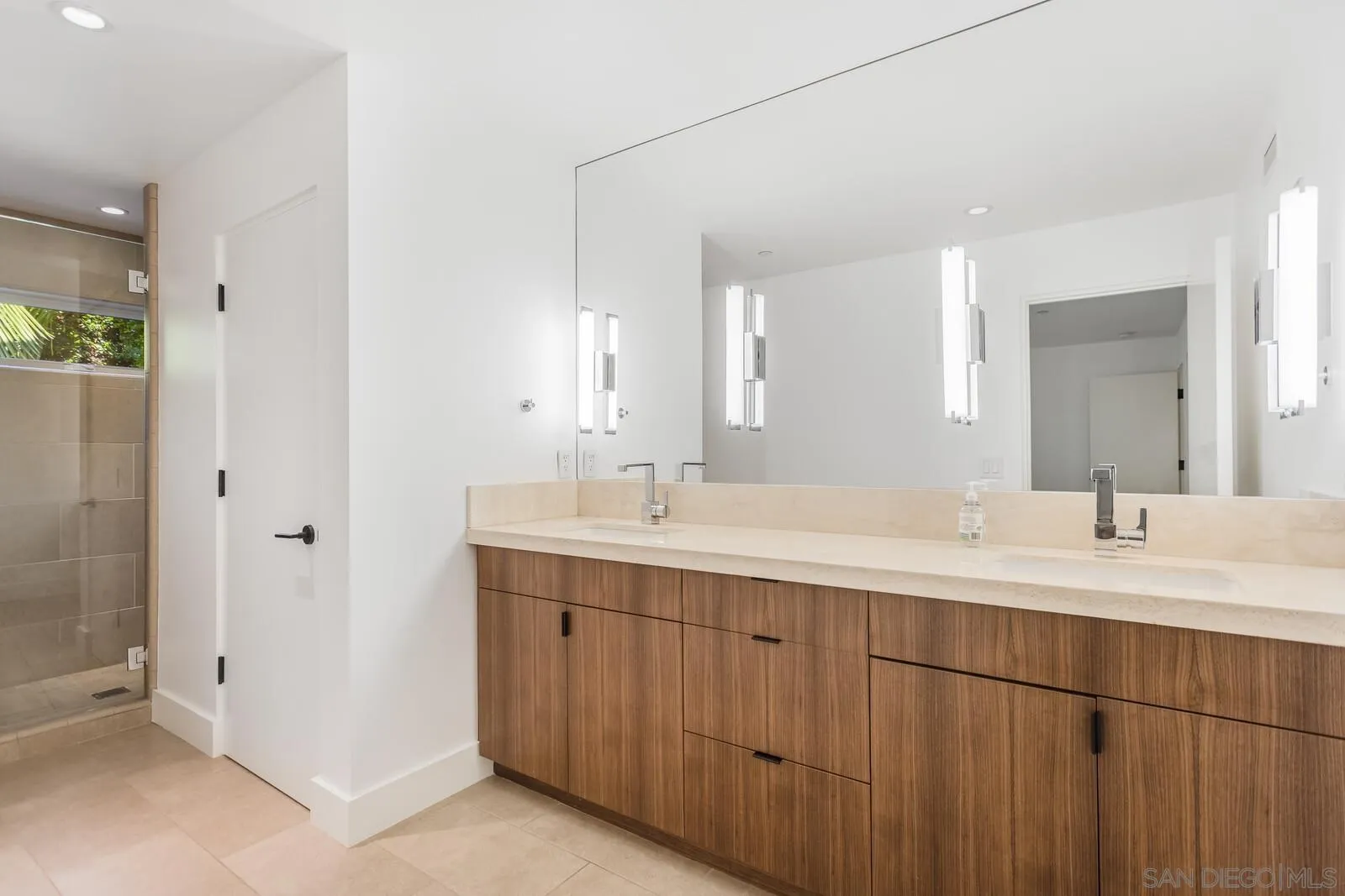 La Jolla, California 92037, United States, 6 Bedrooms Bedrooms, ,6 BathroomsBathrooms,Residential,Active,41119