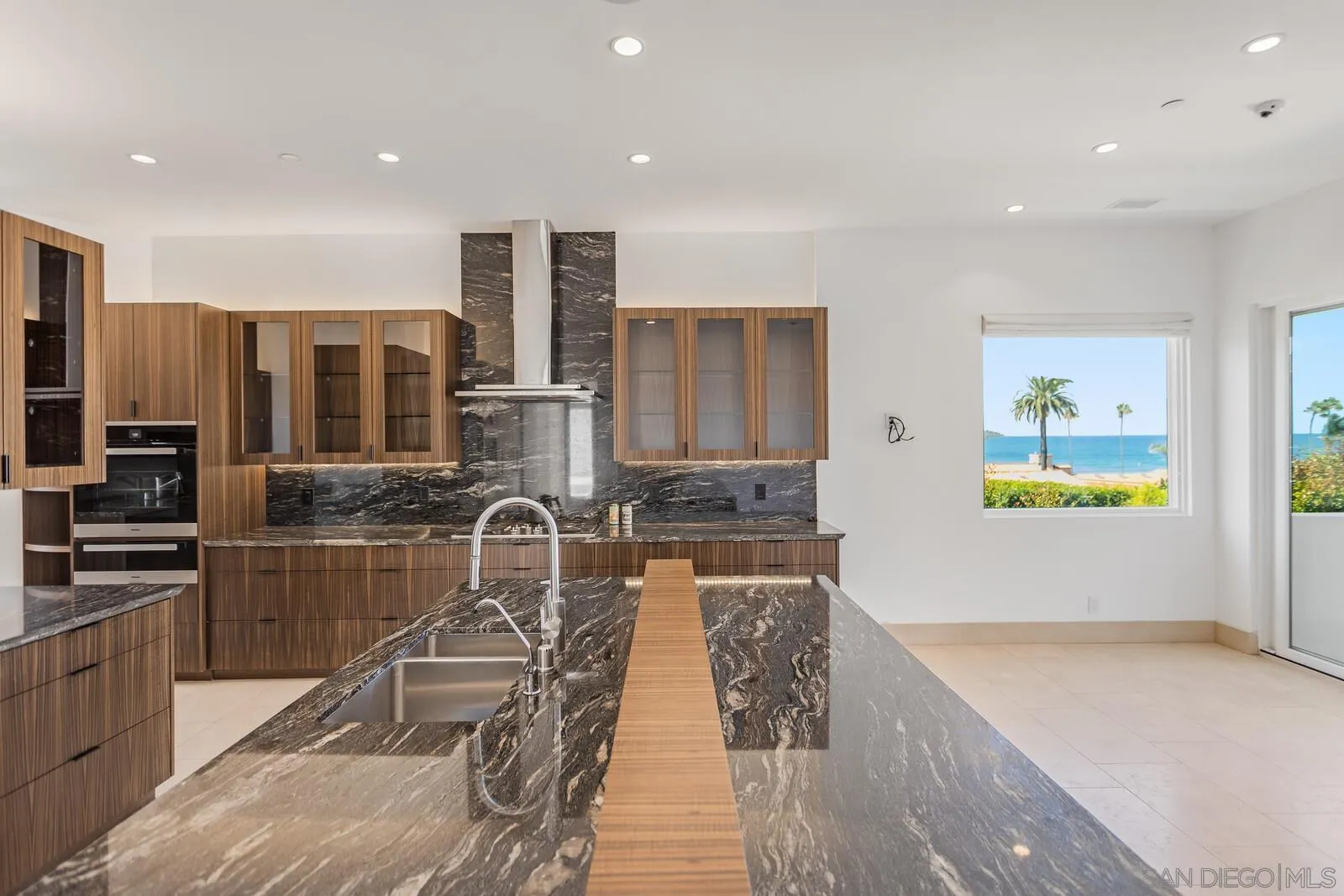 La Jolla, California 92037, United States, 6 Bedrooms Bedrooms, ,6 BathroomsBathrooms,Residential,Active,41119