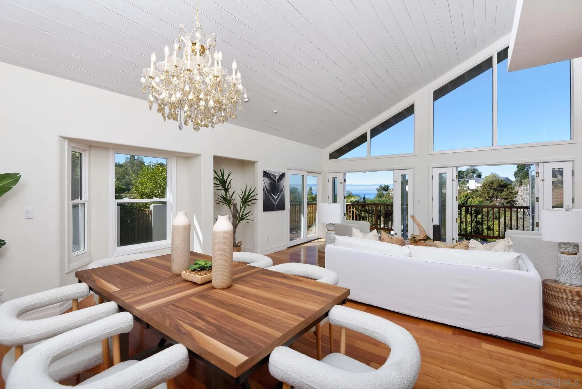 La Jolla, California 92037, United States, 4 Bedrooms Bedrooms, ,3 BathroomsBathrooms,Residential,Pending,2764