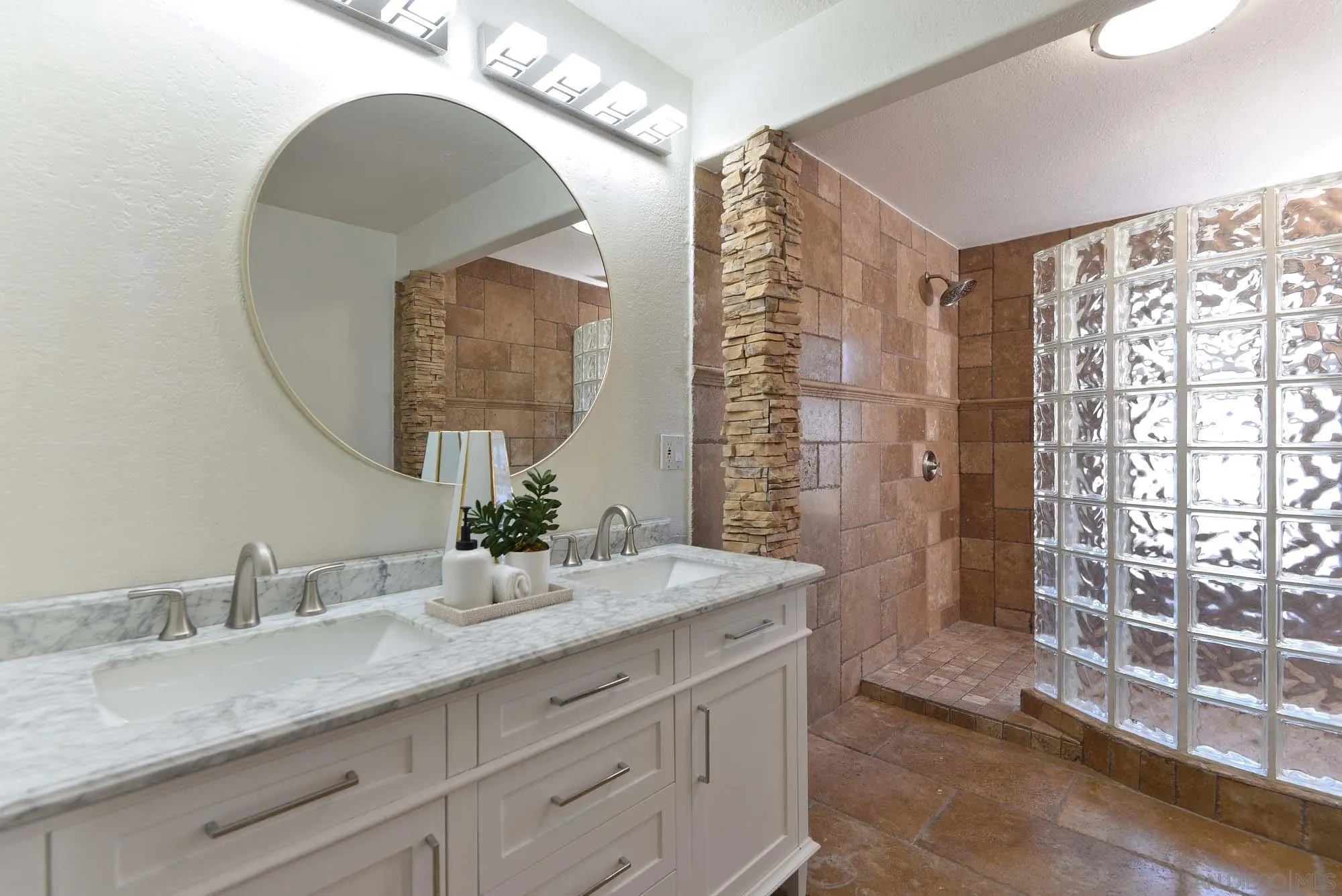 La Jolla, California 92037, United States, 4 Bedrooms Bedrooms, ,3 BathroomsBathrooms,Residential,Pending,2764