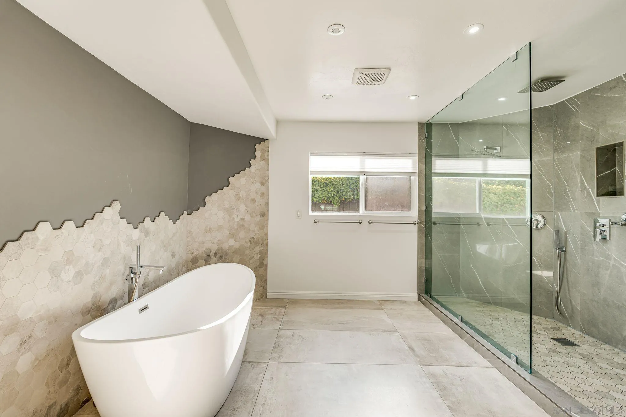 Carlsbad, California 92009, United States, 5 Bedrooms Bedrooms, ,5 BathroomsBathrooms,Residential,Active,140771