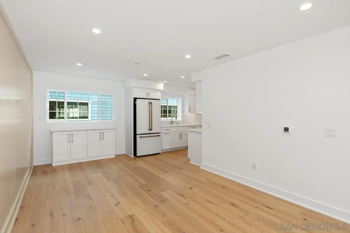 Coronado, California 92118, United States, 3 Bedrooms Bedrooms, ,3 BathroomsBathrooms,Residential,Active,83130