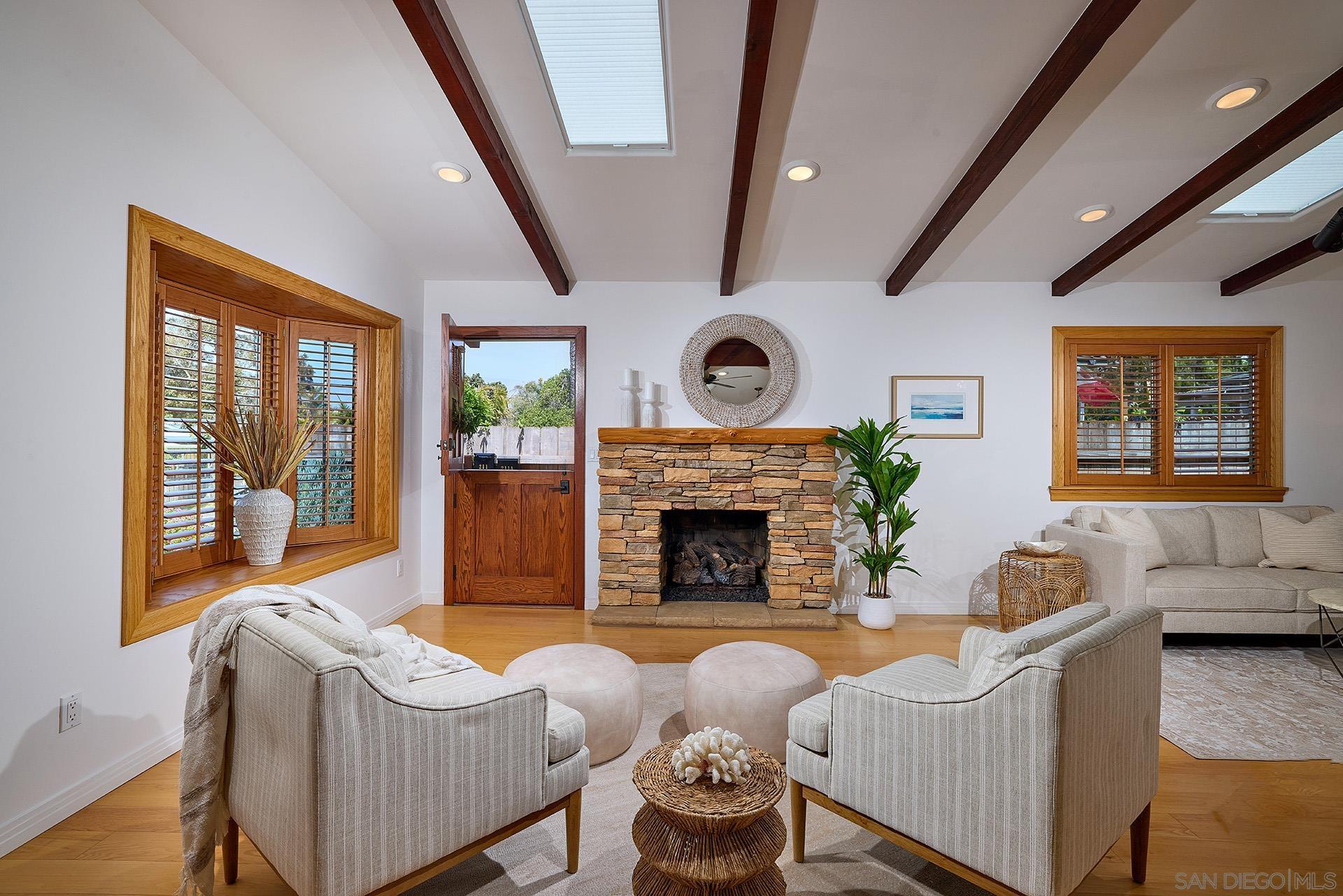 211 La Mesa Ave.
