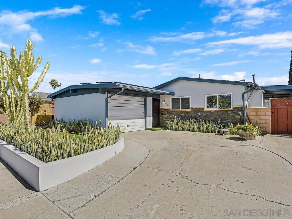 San Diego, California 92117, United States, 3 Bedrooms Bedrooms, ,2 BathroomsBathrooms,Residential,Pending,79988