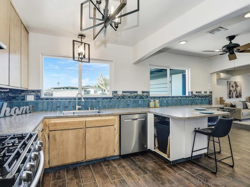 San Diego, California 92117, United States, 3 Bedrooms Bedrooms, ,2 BathroomsBathrooms,Residential,Pending,79988