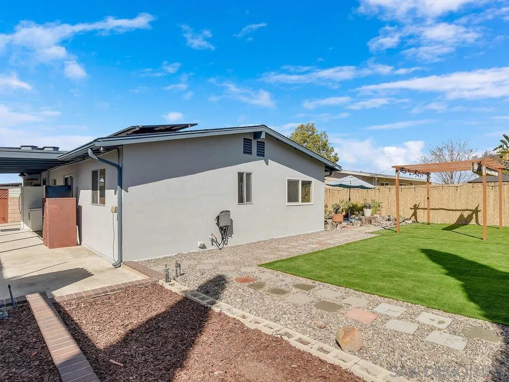 San Diego, California 92117, United States, 3 Bedrooms Bedrooms, ,2 BathroomsBathrooms,Residential,Pending,79988