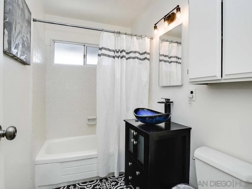 San Diego, California 92117, United States, 3 Bedrooms Bedrooms, ,2 BathroomsBathrooms,Residential,Pending,79988