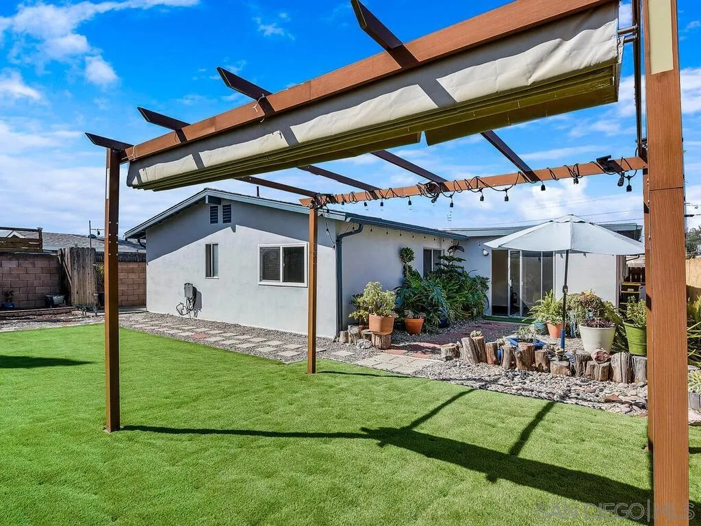 San Diego, California 92117, United States, 3 Bedrooms Bedrooms, ,2 BathroomsBathrooms,Residential,Pending,79988