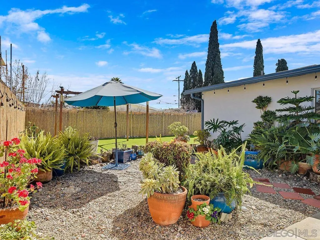 San Diego, California 92117, United States, 3 Bedrooms Bedrooms, ,2 BathroomsBathrooms,Residential,Pending,79988