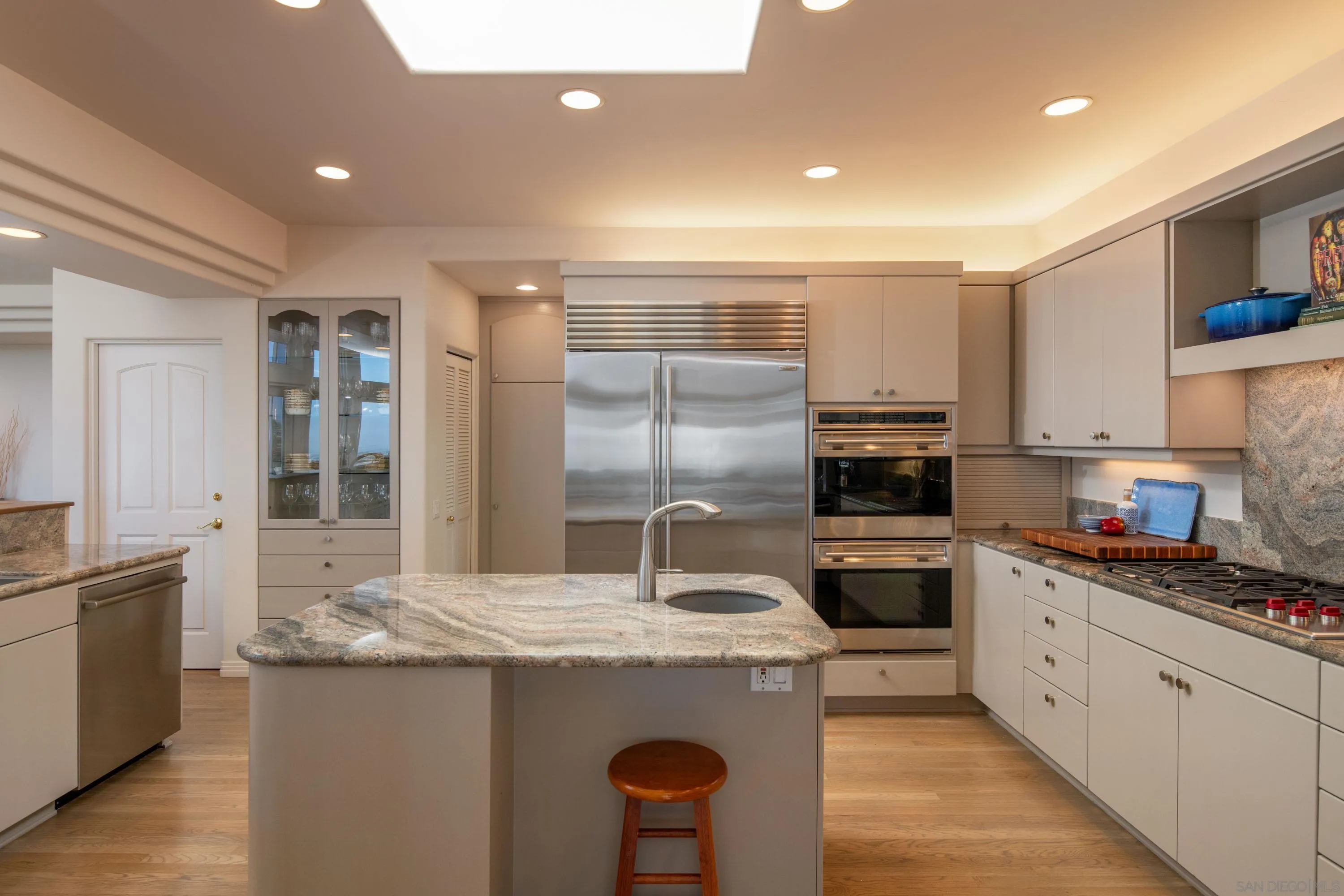 San Diego, California 92109, United States, 4 Bedrooms Bedrooms, ,4 BathroomsBathrooms,Residential,Pending,76572