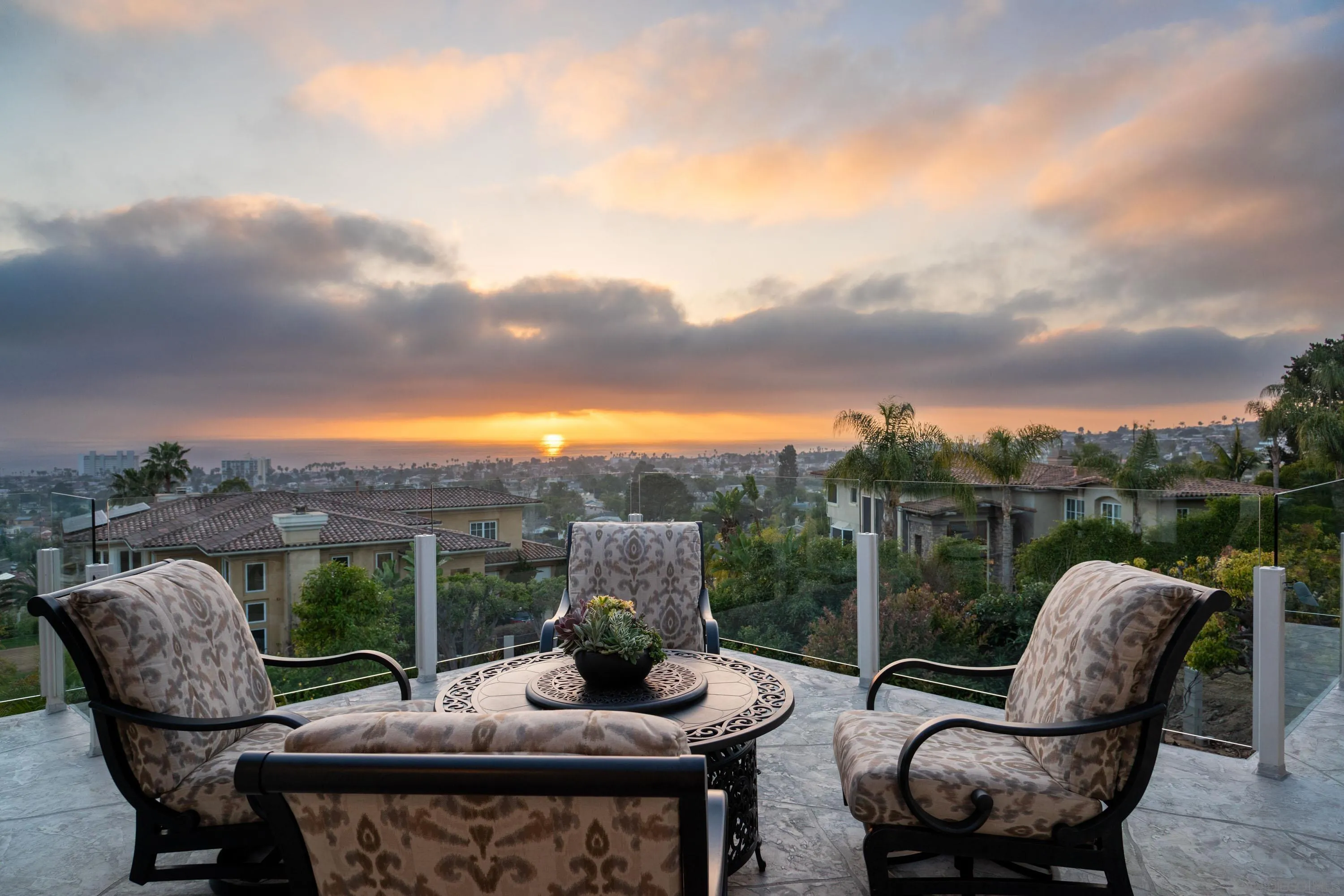 San Diego, California 92109, United States, 4 Bedrooms Bedrooms, ,4 BathroomsBathrooms,Residential,Pending,76572