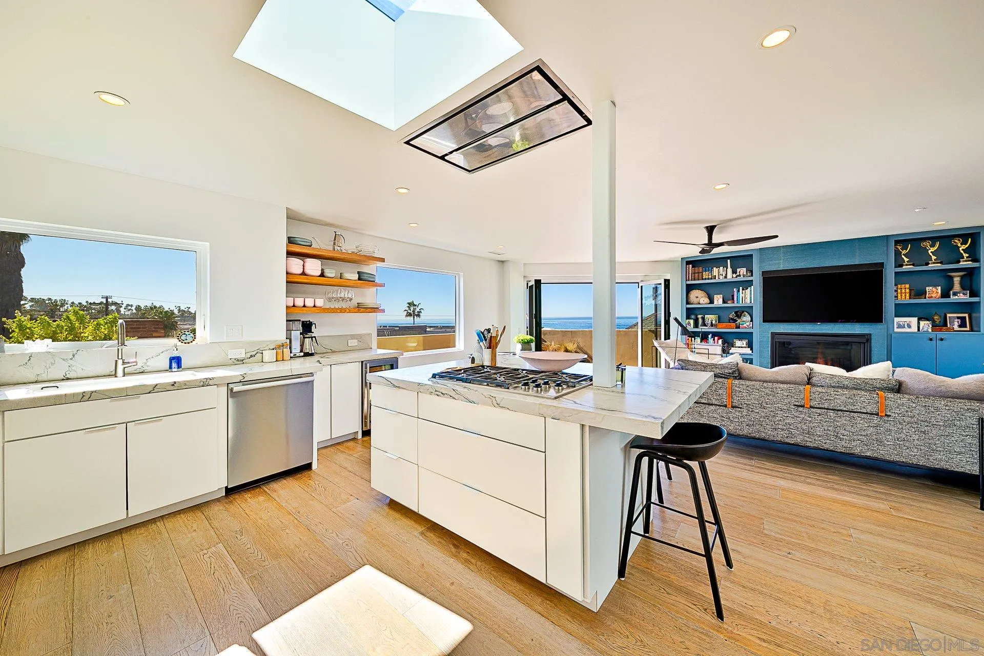 La Jolla, California 92037, United States, 3 Bedrooms Bedrooms, ,4 BathroomsBathrooms,Residential,Pending,111028