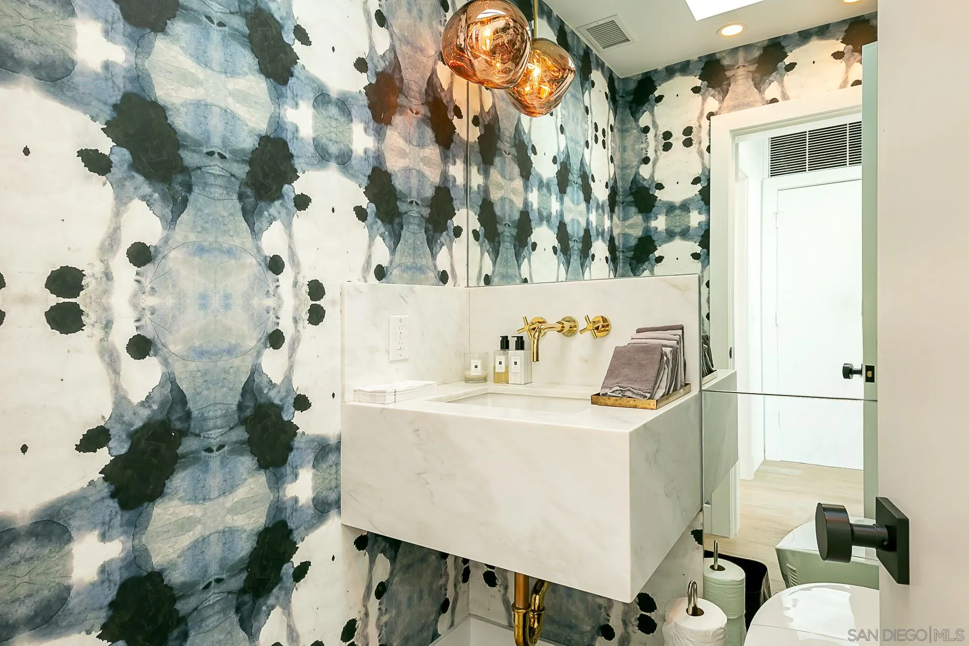 La Jolla, California 92037, United States, 3 Bedrooms Bedrooms, ,4 BathroomsBathrooms,Residential,Pending,111028