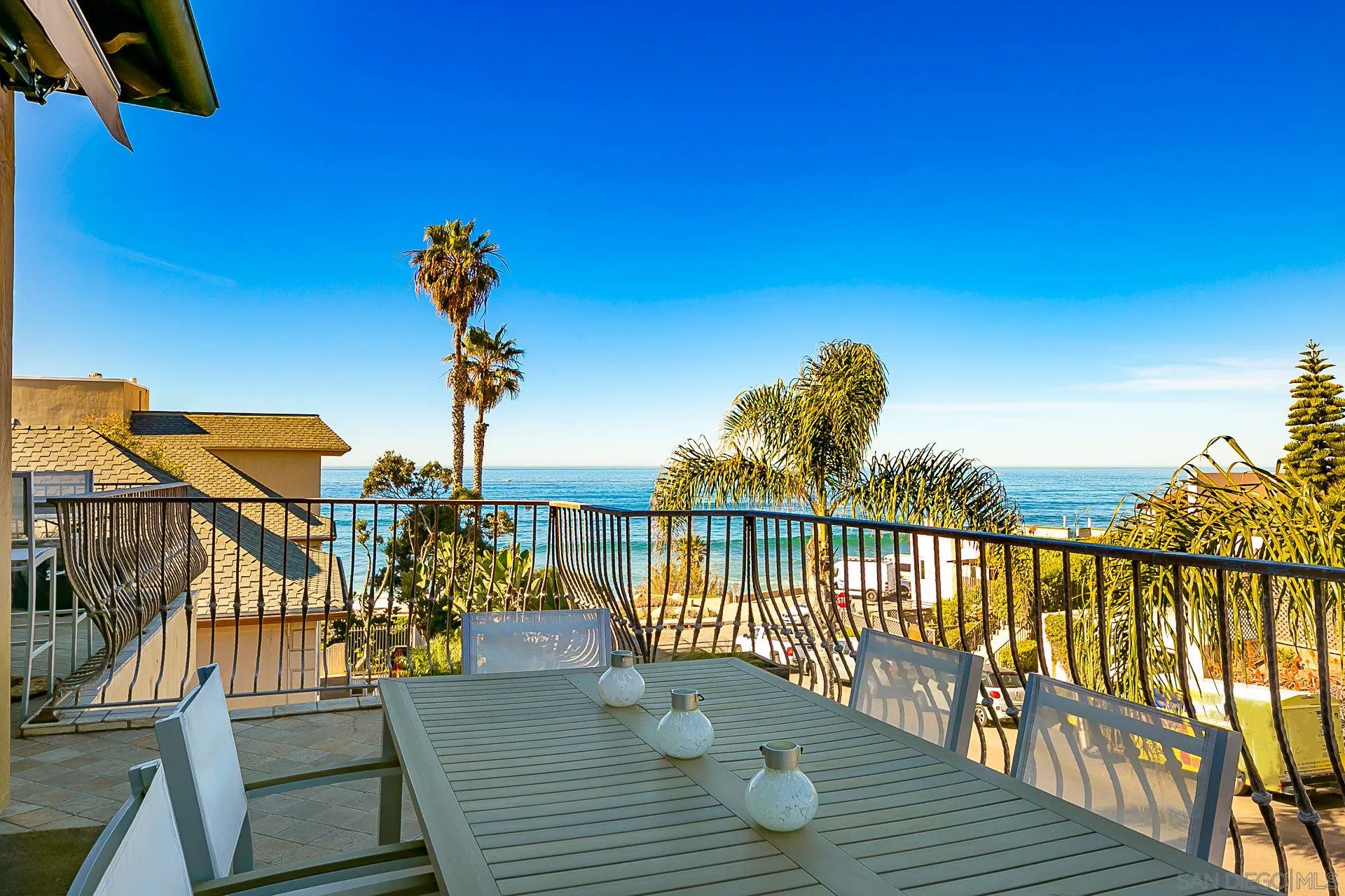 La Jolla, California 92037, United States, 3 Bedrooms Bedrooms, ,4 BathroomsBathrooms,Residential,Pending,111028
