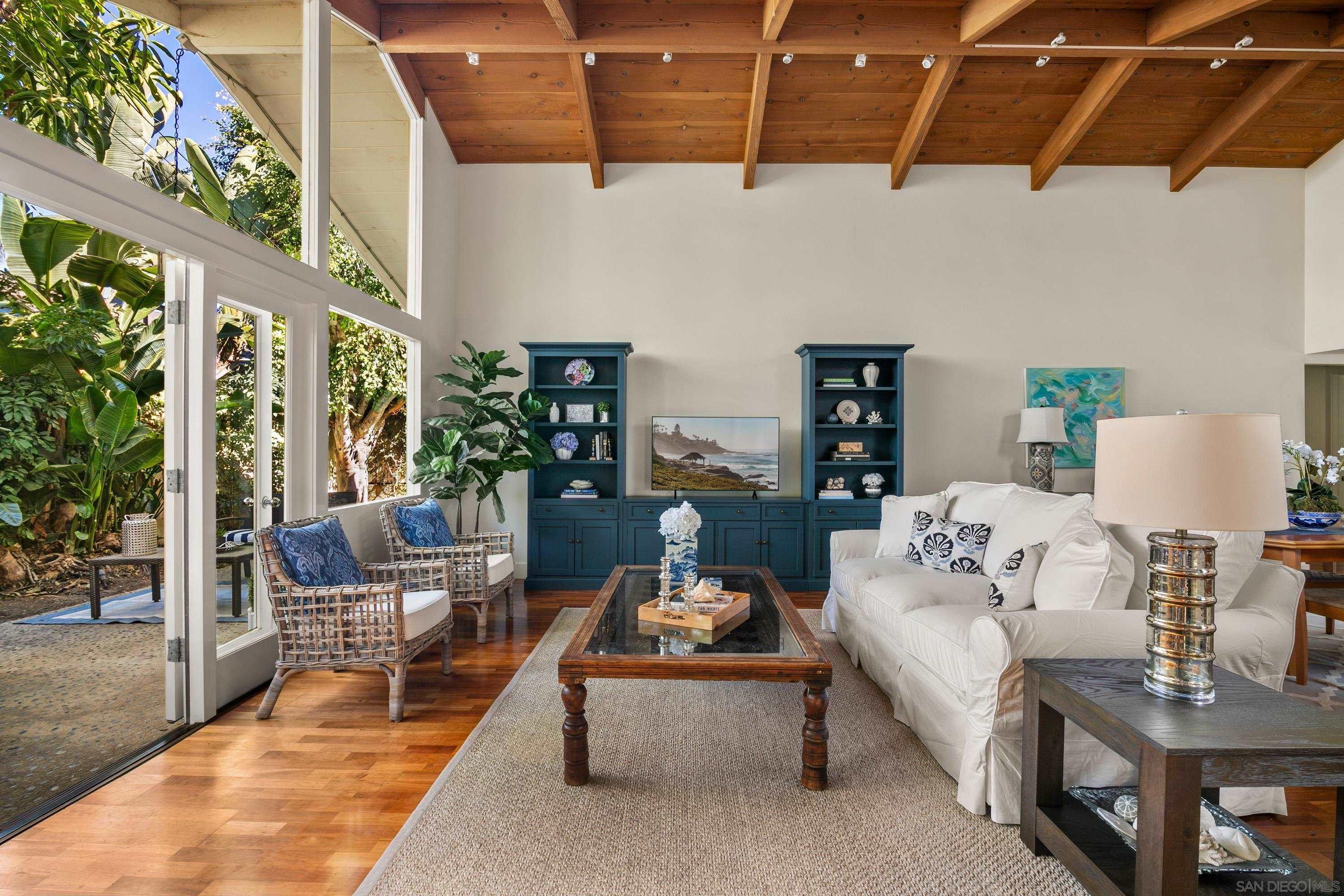 2122 Paseo Dorado