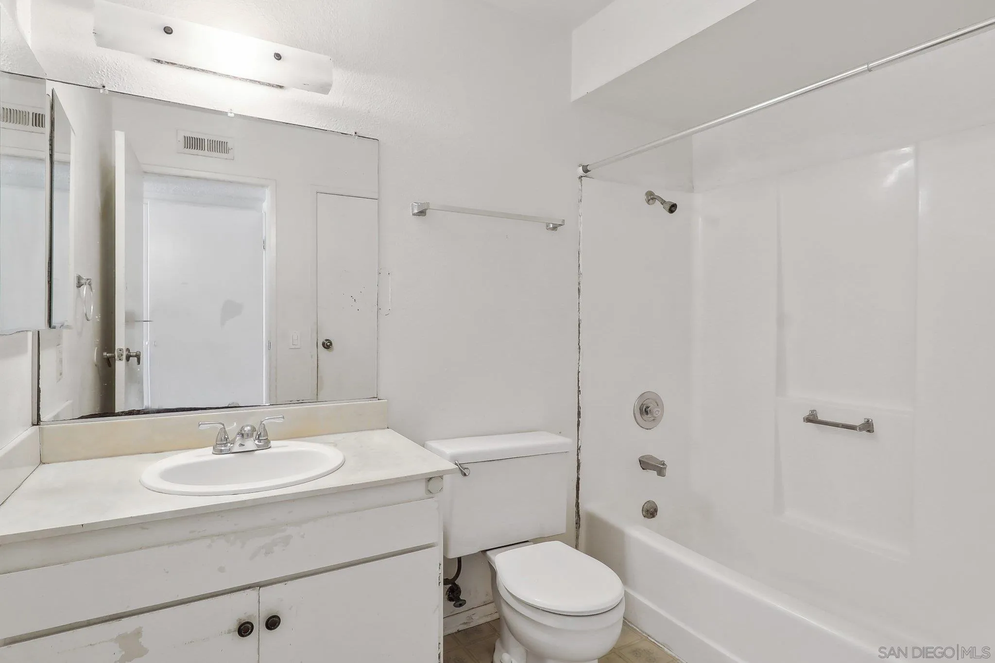 San Diego, California 92124, United States, 3 Bedrooms Bedrooms, ,2 BathroomsBathrooms,Residential,Pending,107171