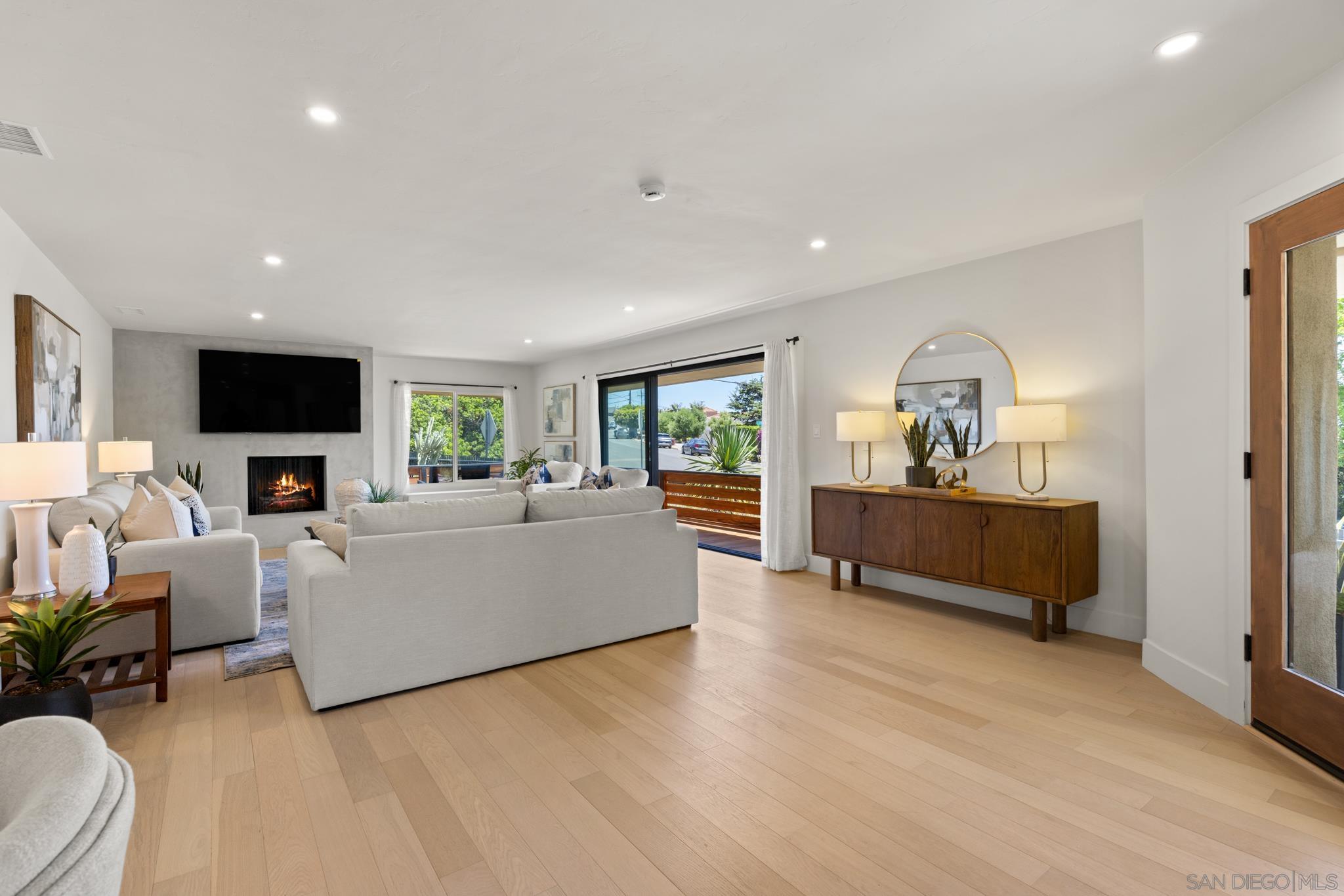 896 La Jolla Rancho Road