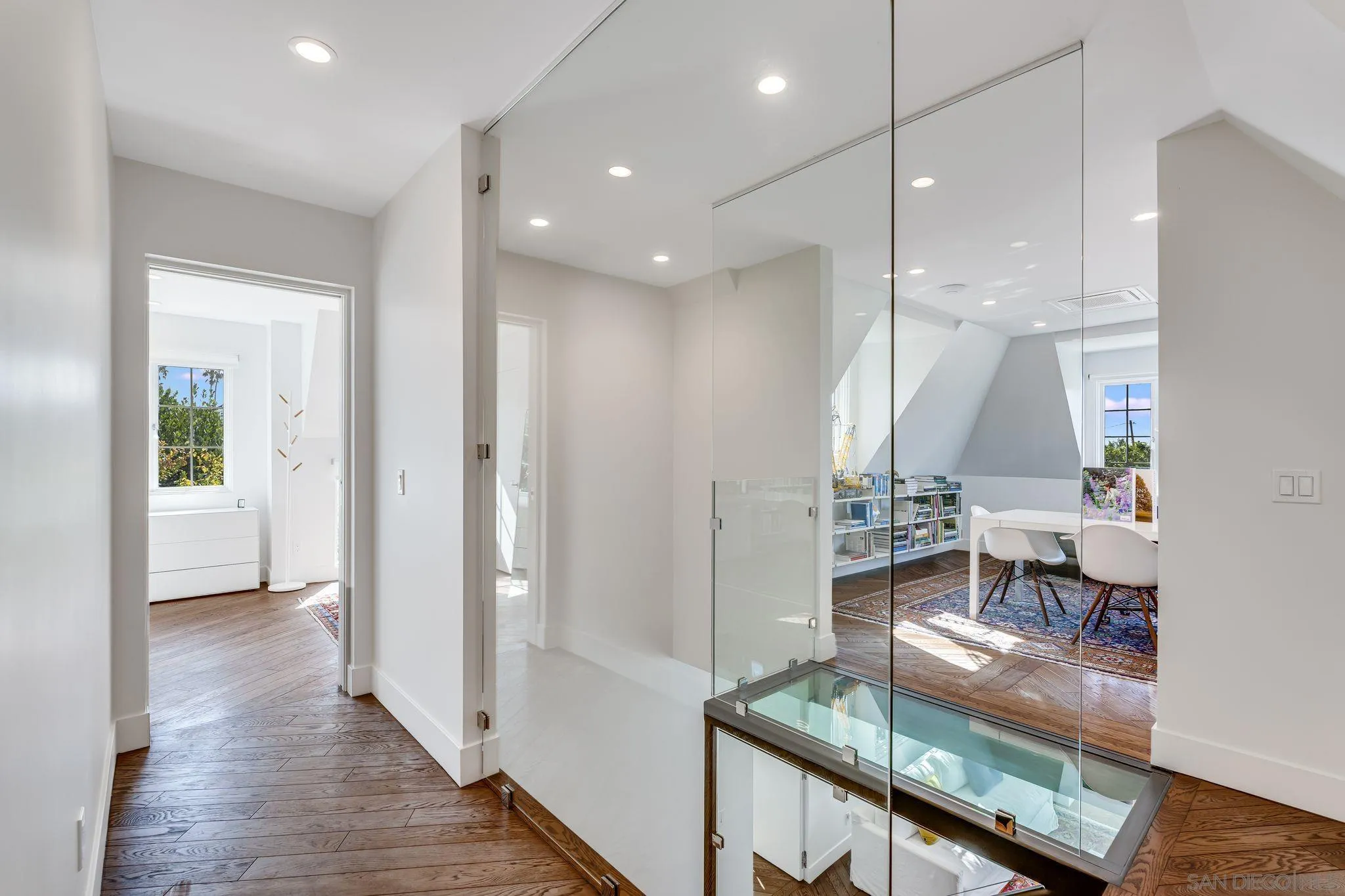 La Jolla, California 92037, United States, 5 Bedrooms Bedrooms, ,3 BathroomsBathrooms,Residential,Pending,32946