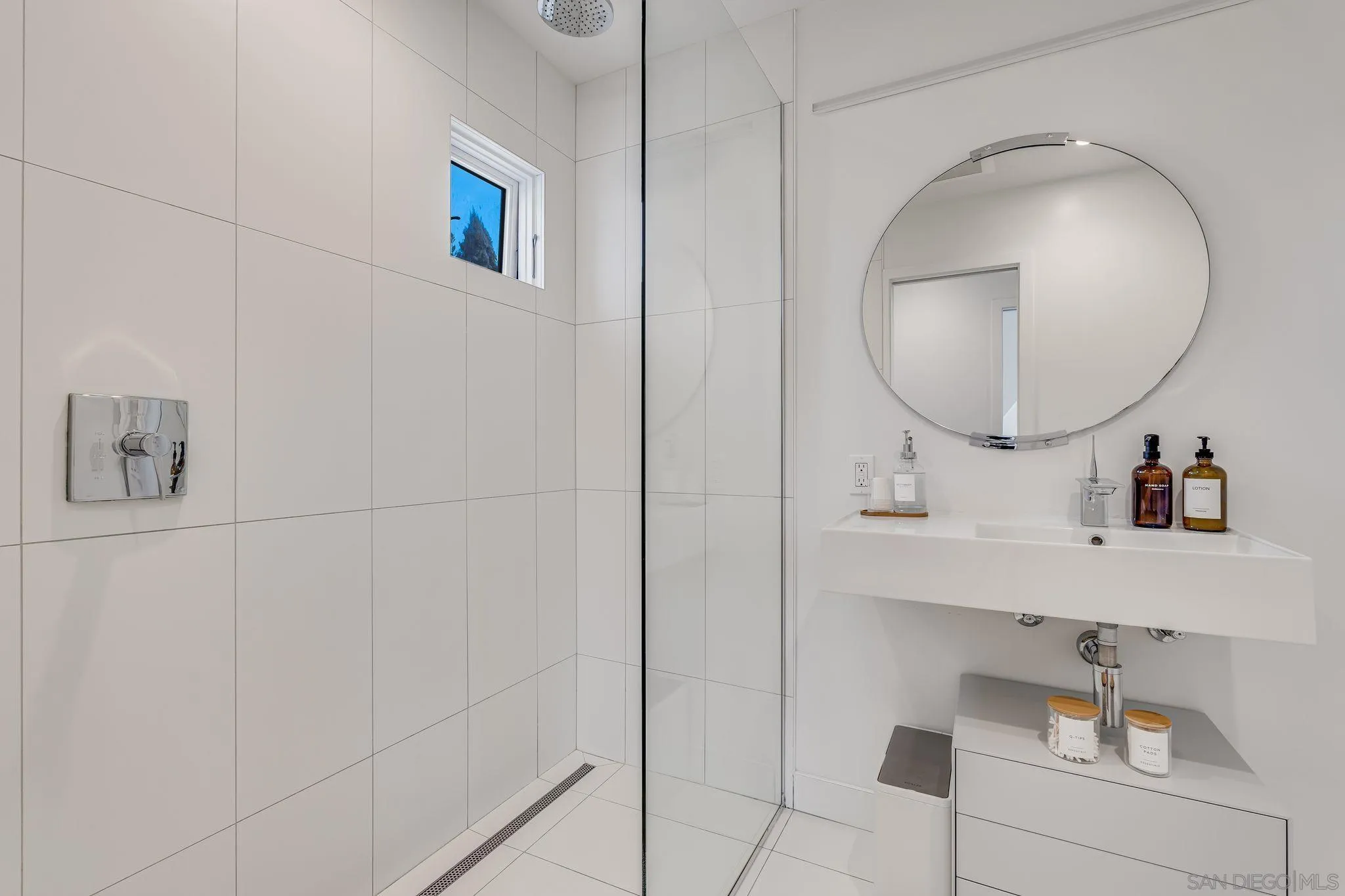 La Jolla, California 92037, United States, 5 Bedrooms Bedrooms, ,3 BathroomsBathrooms,Residential,Pending,32946