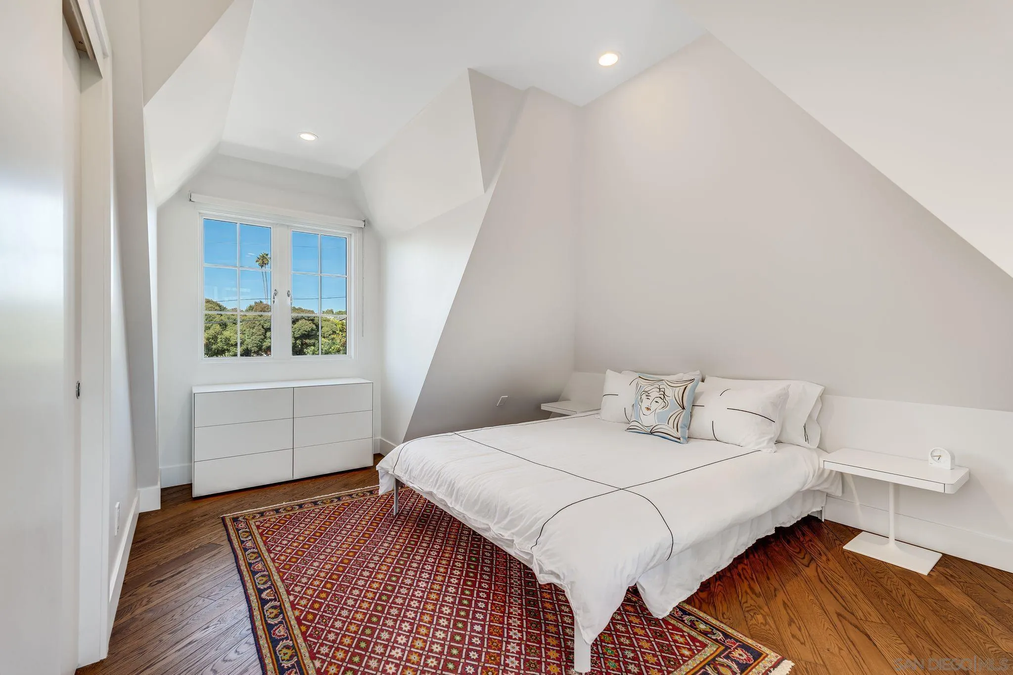 La Jolla, California 92037, United States, 5 Bedrooms Bedrooms, ,3 BathroomsBathrooms,Residential,Pending,32946