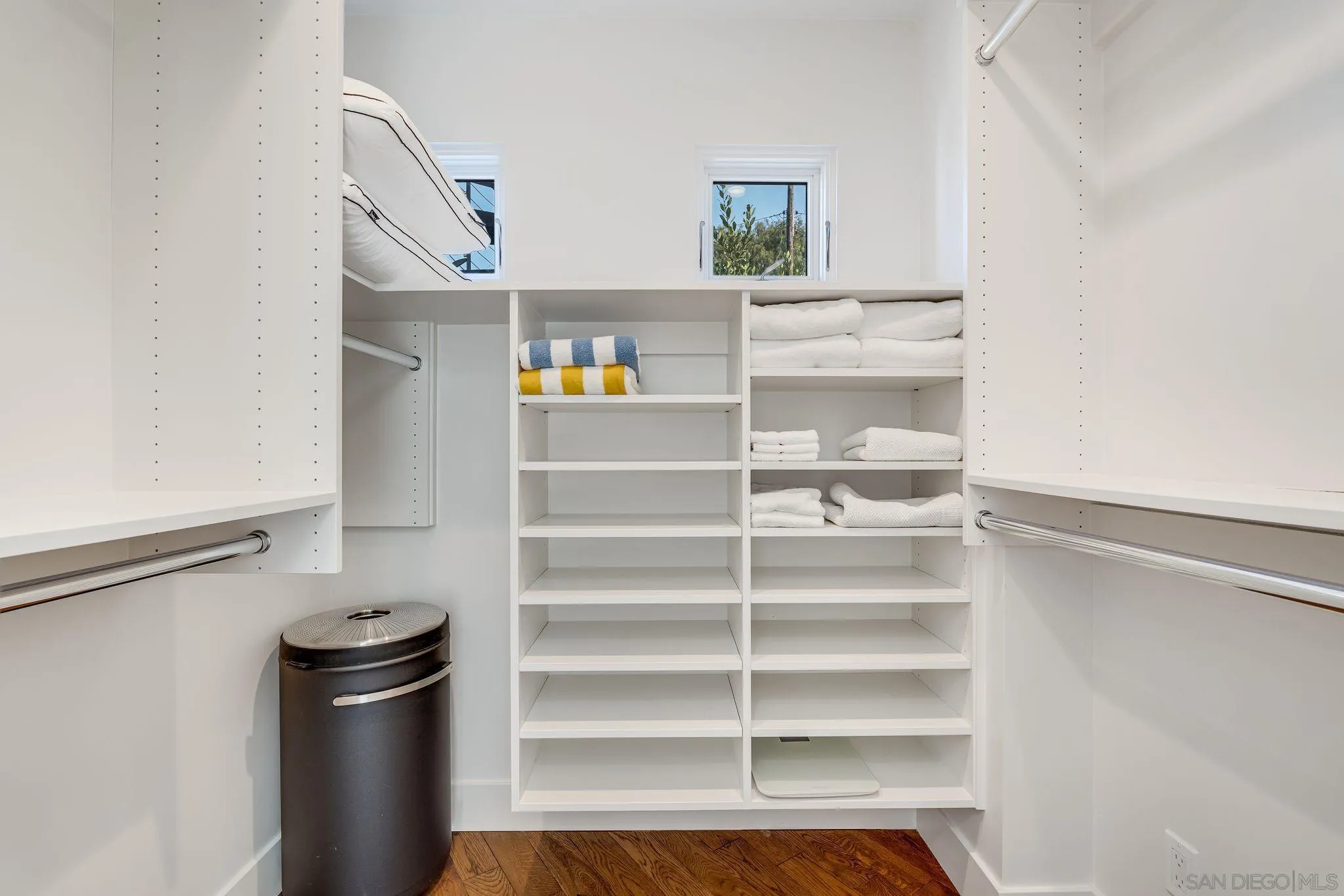 La Jolla, California 92037, United States, 5 Bedrooms Bedrooms, ,3 BathroomsBathrooms,Residential,Pending,32946