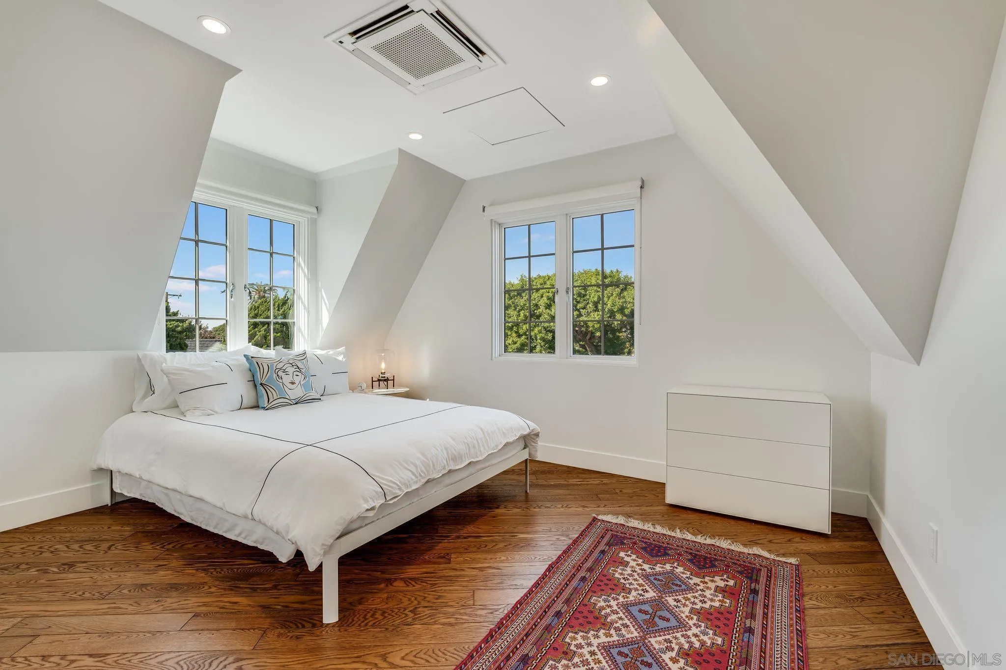 La Jolla, California 92037, United States, 5 Bedrooms Bedrooms, ,3 BathroomsBathrooms,Residential,Pending,32946