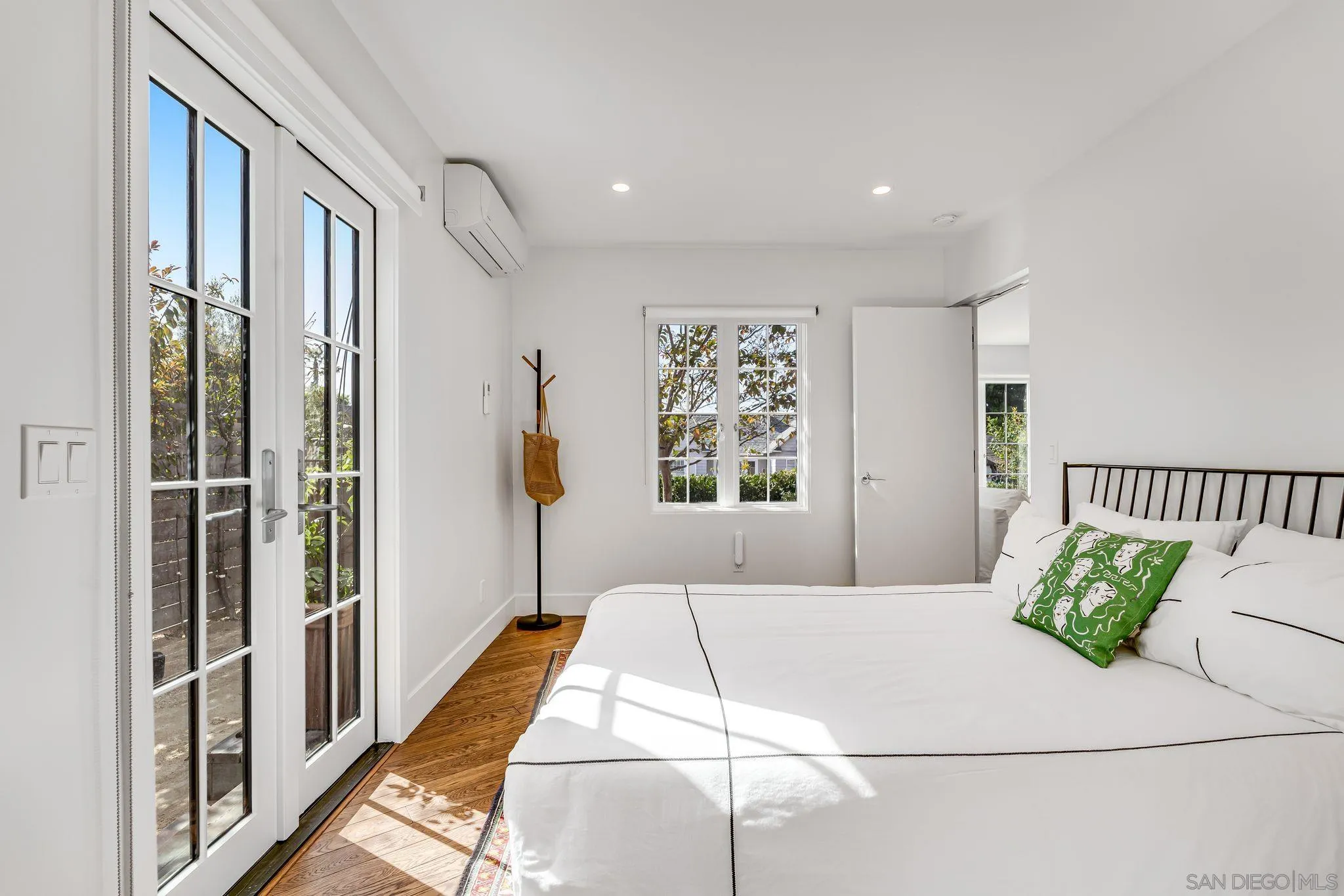 La Jolla, California 92037, United States, 5 Bedrooms Bedrooms, ,3 BathroomsBathrooms,Residential,Pending,32946