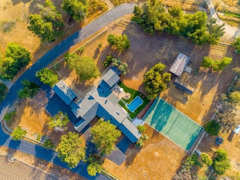 Photo of 28114 Queensbridge Rd, Valley Center, CA 92082 (MLS # 250000702)