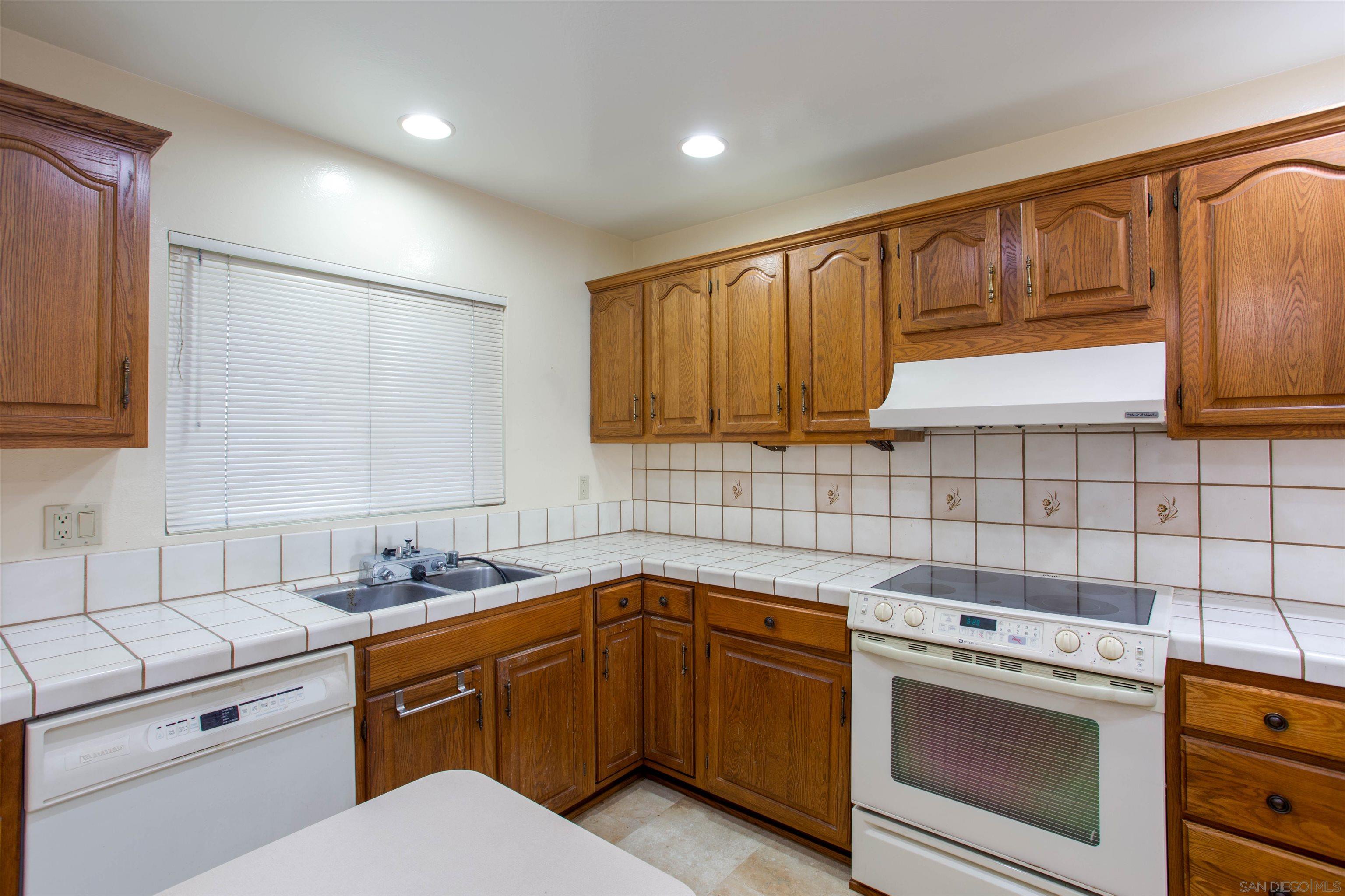 3216 Loma Riviera Dr