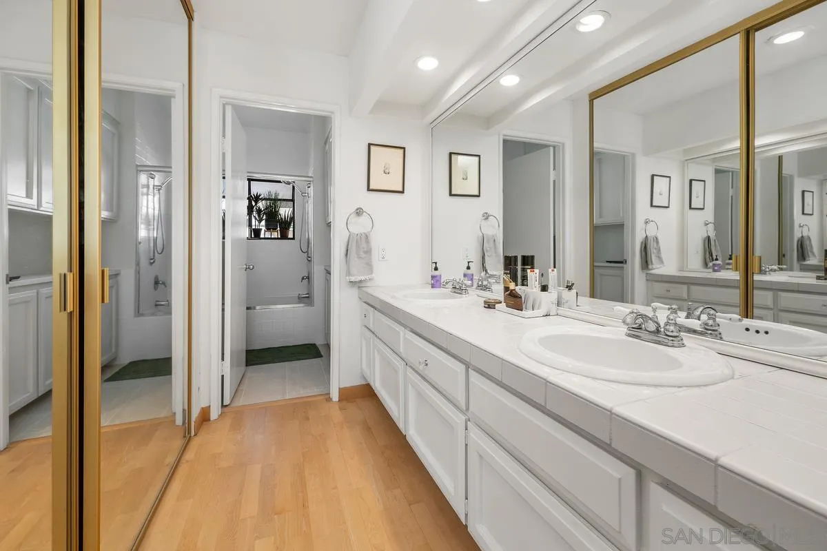 La Jolla, California 92037, United States, 2 Bedrooms Bedrooms, ,3 BathroomsBathrooms,Residential,Active,79516